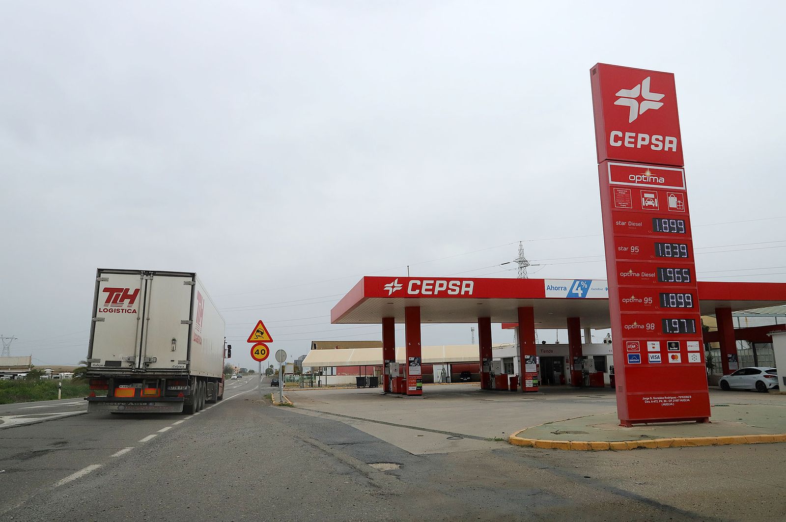 Una de las estaciones de servicio que tiene Cepsa en Huelva.