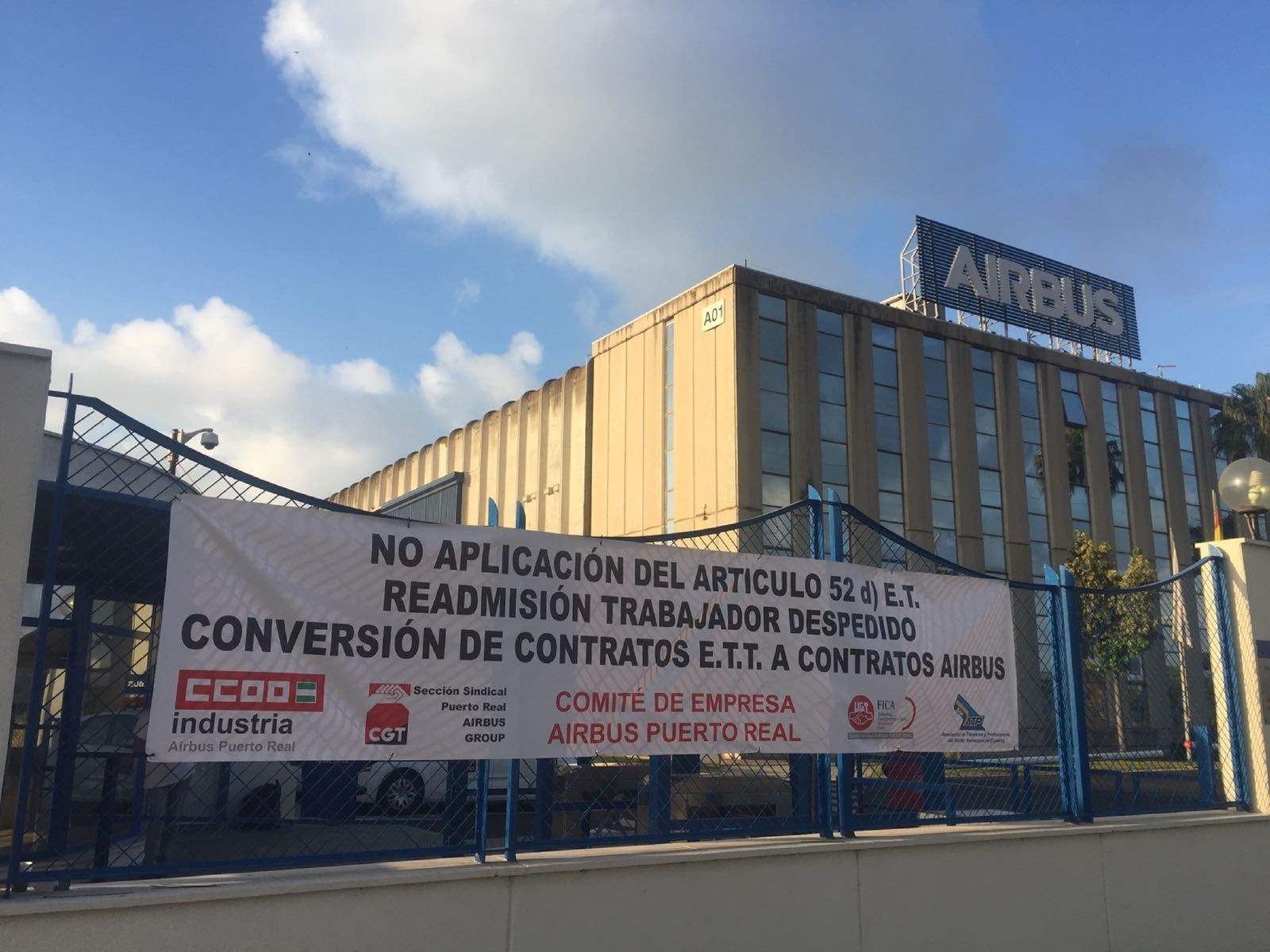 Pancarta colocada en la entrada de la factoría de Airbus en Puerto Real.