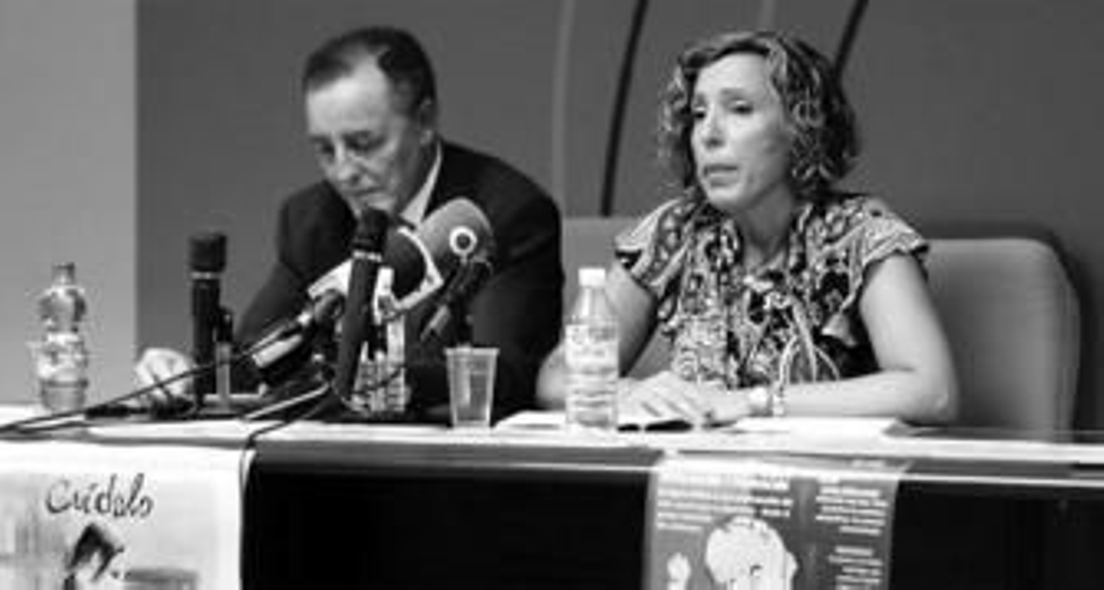 El delegado provincial de Salud y la presidenta de la asociación de padres durante la presentación.