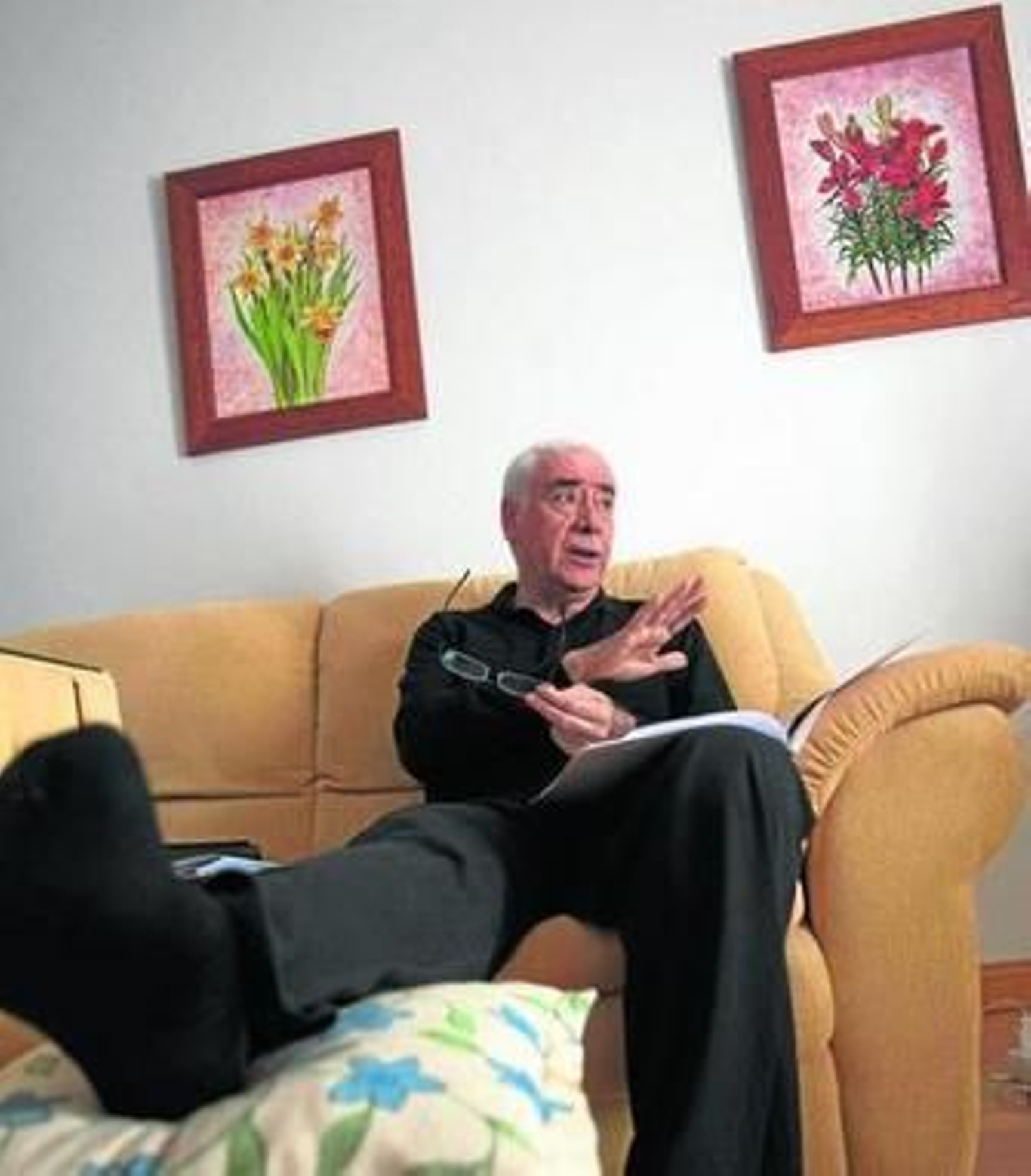 Luciano Alonso, que debe permanecer inmovilizado por prescripción médica, durante la entrevista.