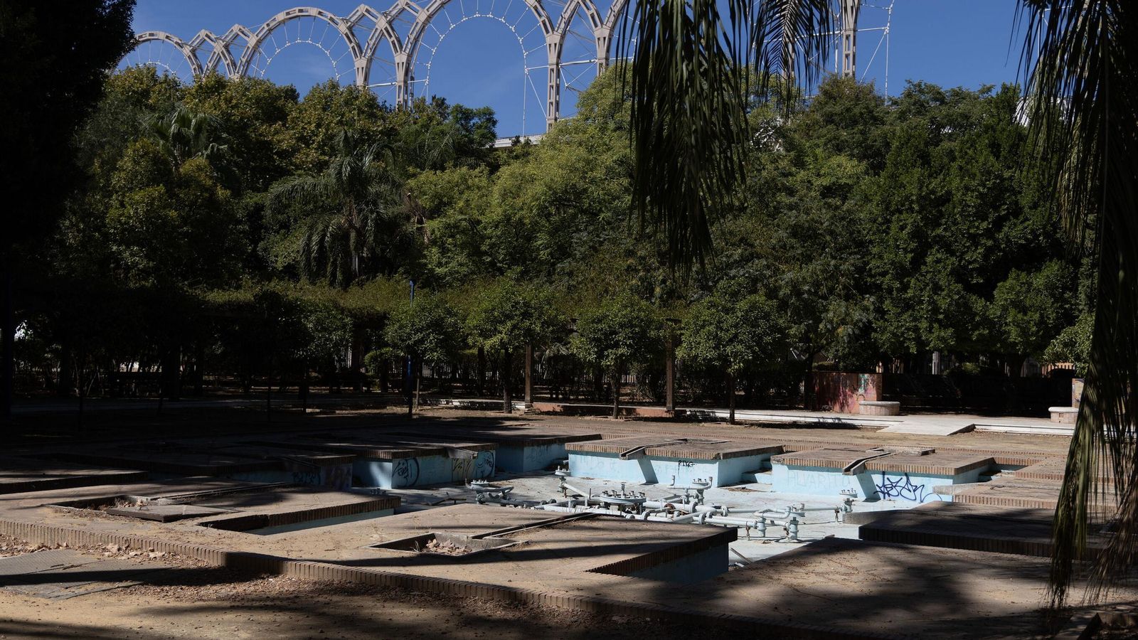 Fuente sin agua en los Jardines del Guadalquivir.