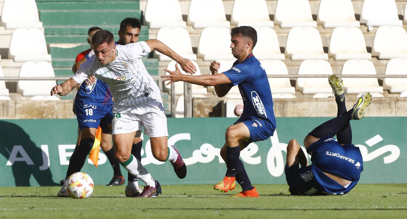 Carracedo intenta marcharse de la presión de varios rivales.
