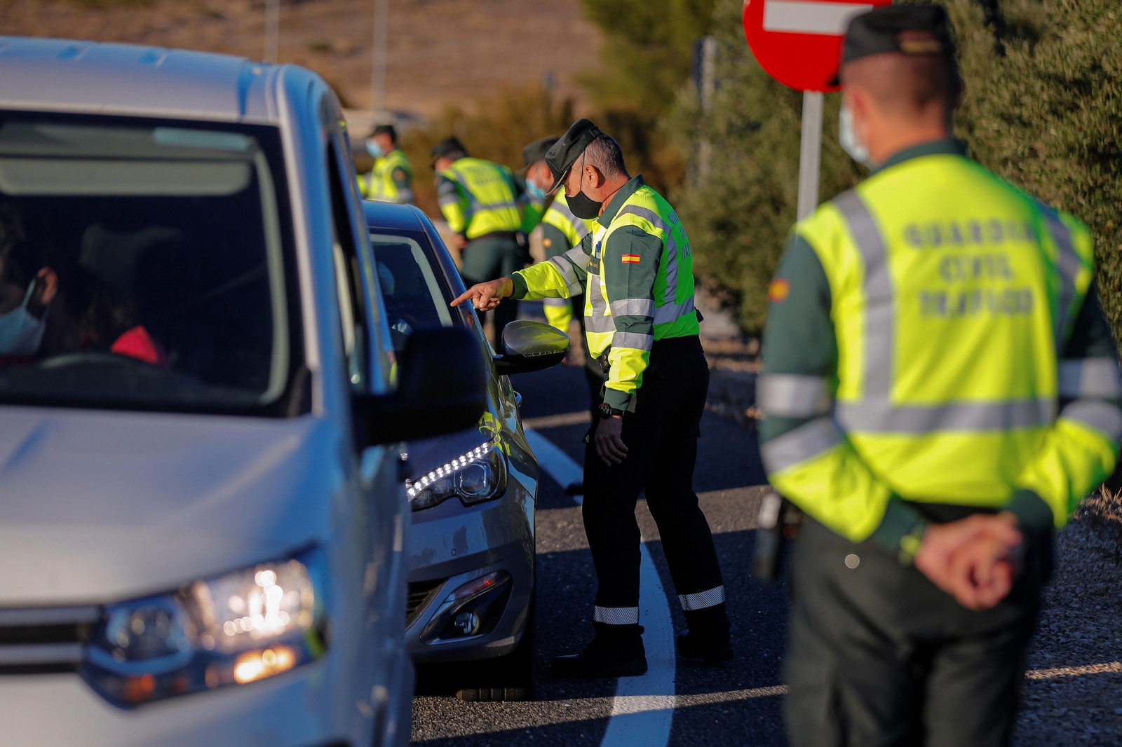 Agentes de la Guarda Civil realizan un control de tráfico. Agentes de la Guarda Civil realizan un control de tráfico.