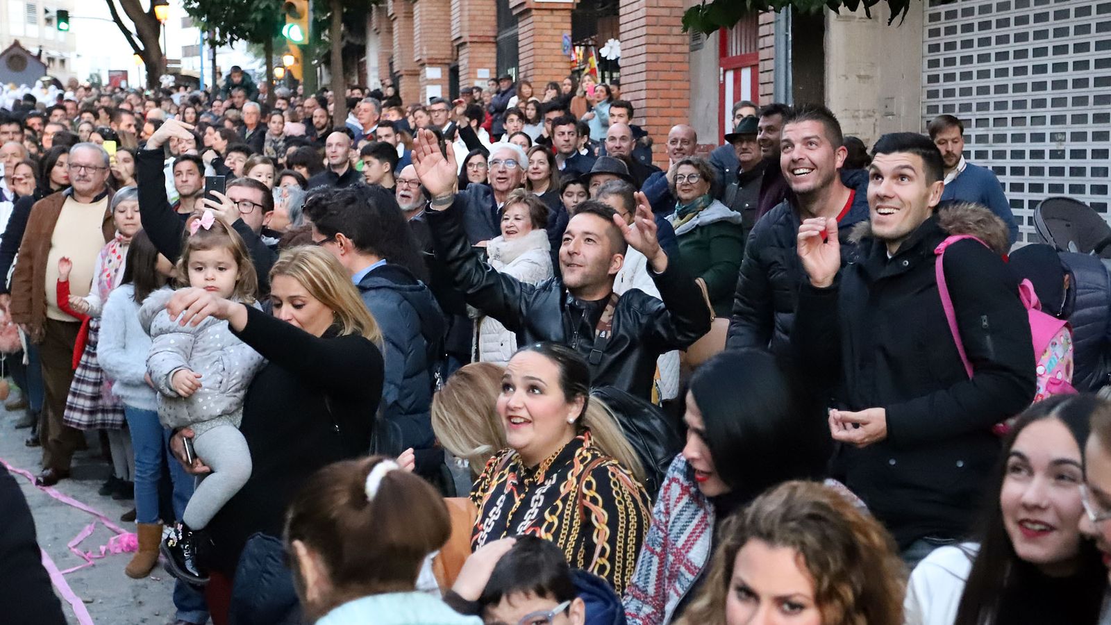 Numerosas personas momentos antes de recoger caramelos.