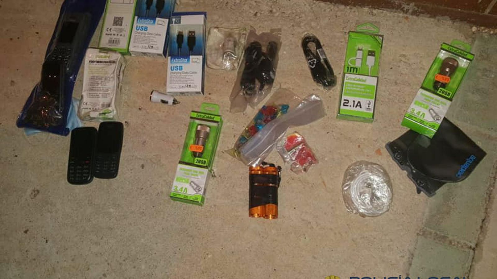 Teléfonos y ropa aprehendidos en el furgón.