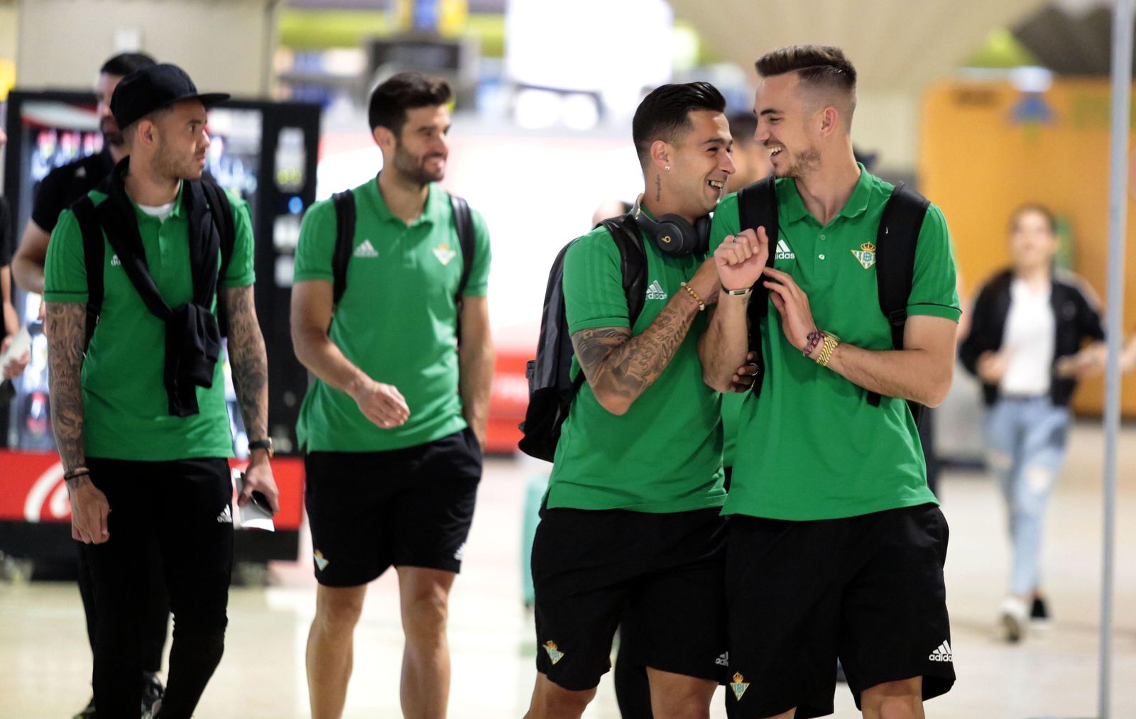 El canterano Fabián bromea con el delantero Sergio León, en un desplazamiento del equipo verdiblanco.
