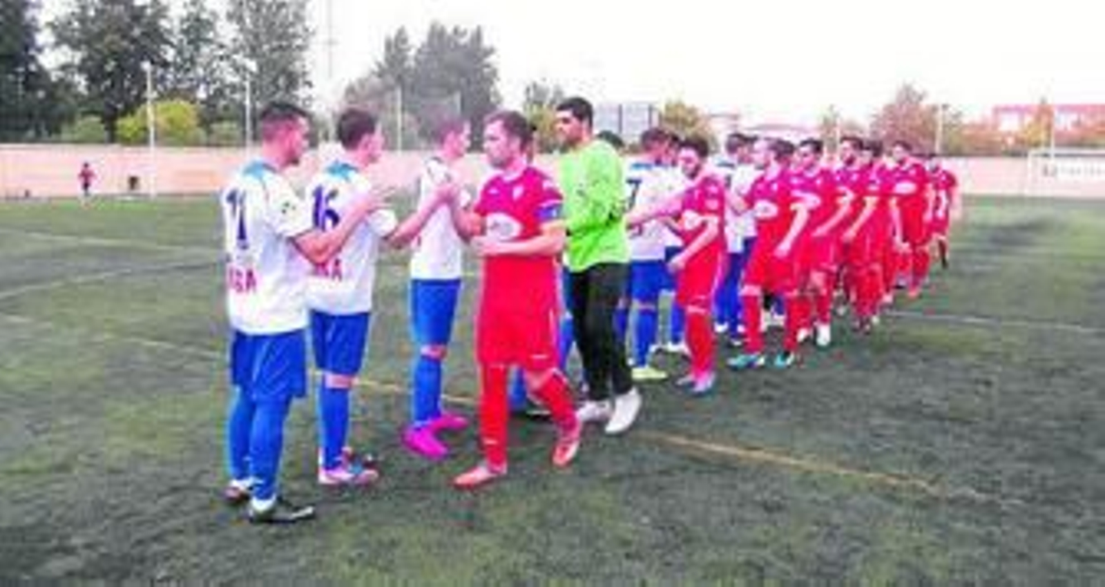 Ambos equipos salen al campo durante el partido de la primera vuelta.