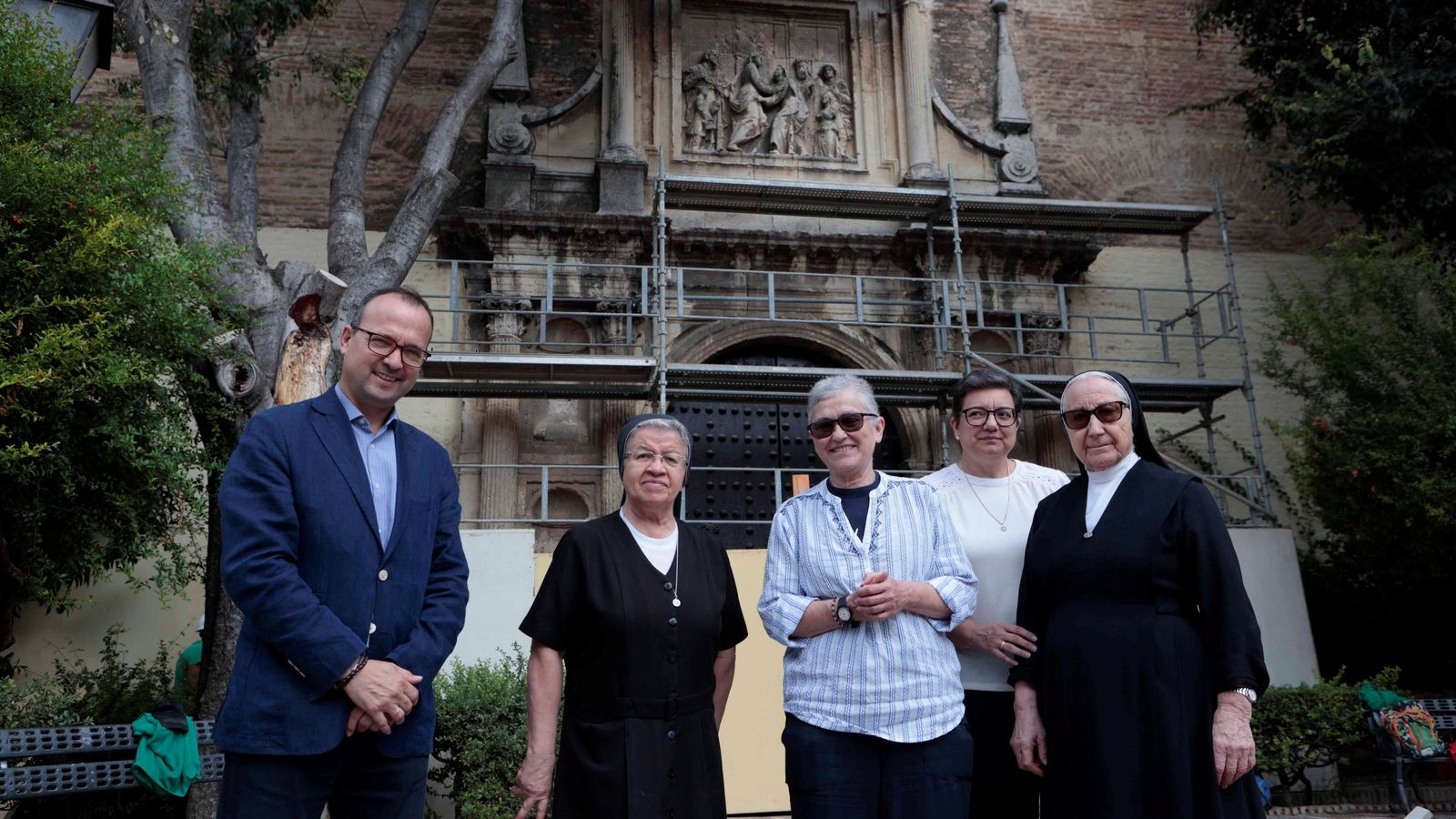 De izquierda a derecha: Enrique García Cumbreras, miembro del equipo de Economía de la Congregación Filipense Hijas de María Dolorosa; Benilda Besosa, superiora de la comunidad de Sevilla; Soledad Calzado, superiora general de la congregación; Leonor Gutiérrez, ecónoma general; Salvadora Cuenca, sacristana de la iglesia.