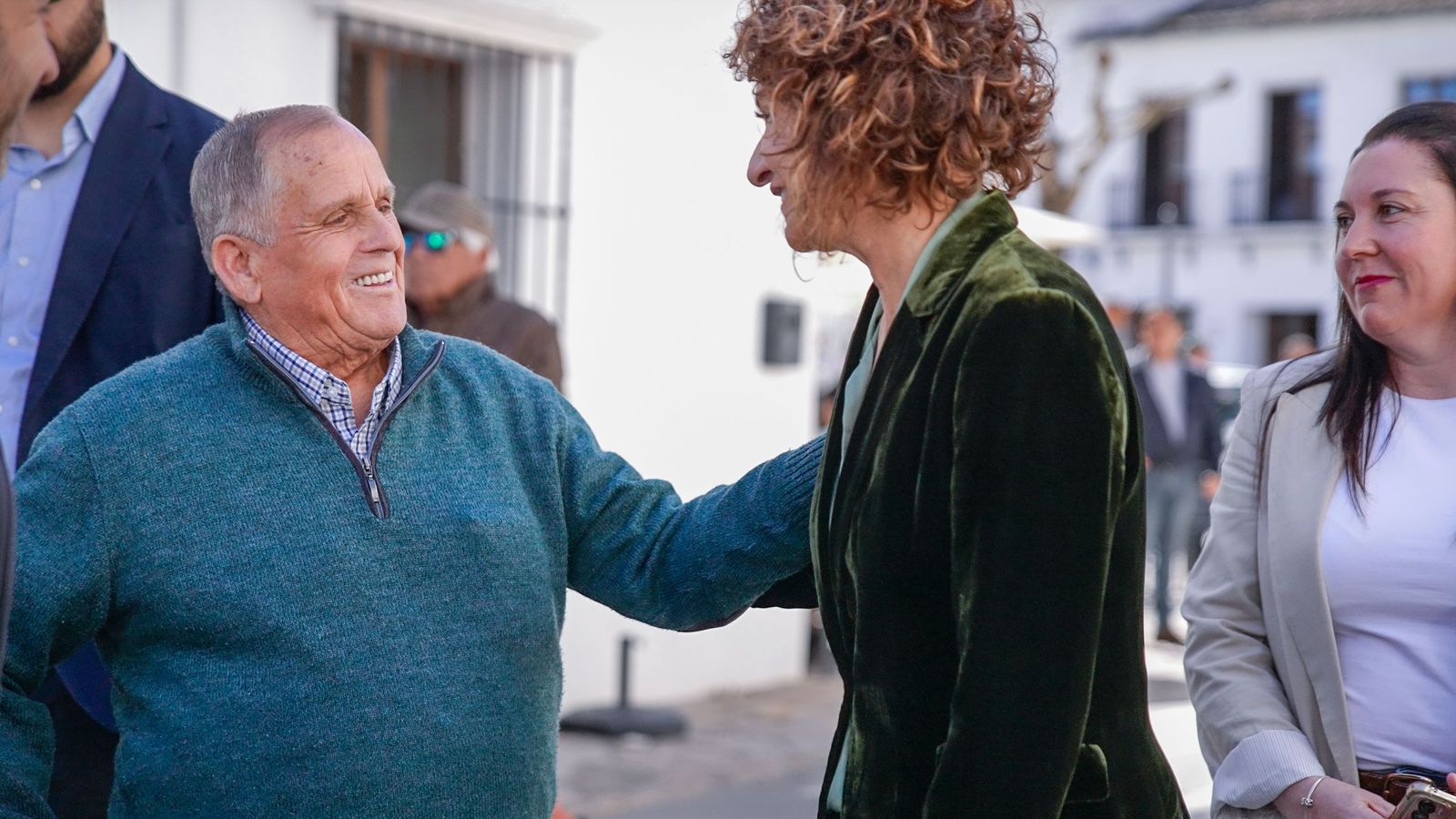 La vicepresidenta saludando a un vecino de Grazalema.