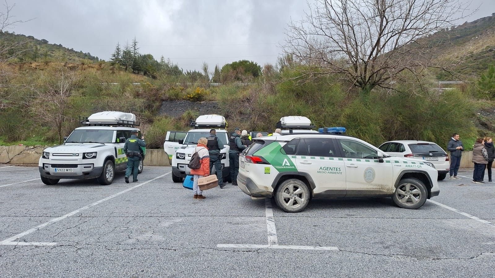 Los vecinos de Dúdar, con agentes de Medio Ambiente y de la Guardia Civil, en Huétor Santillán antes de volver a sus casas