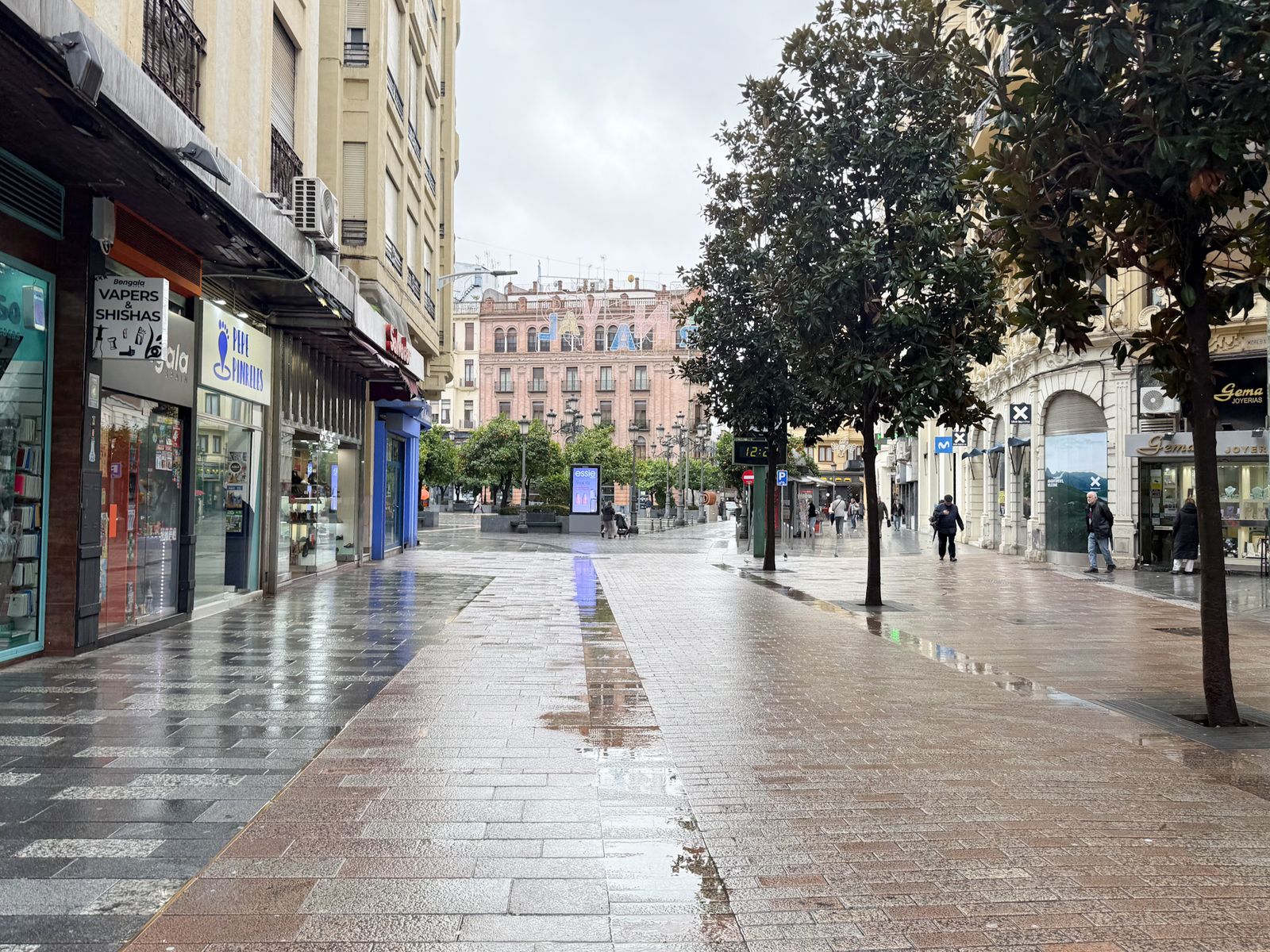 Las fuertes rachas de viento y la lluvia dejan las calles de Córdoba vacías
