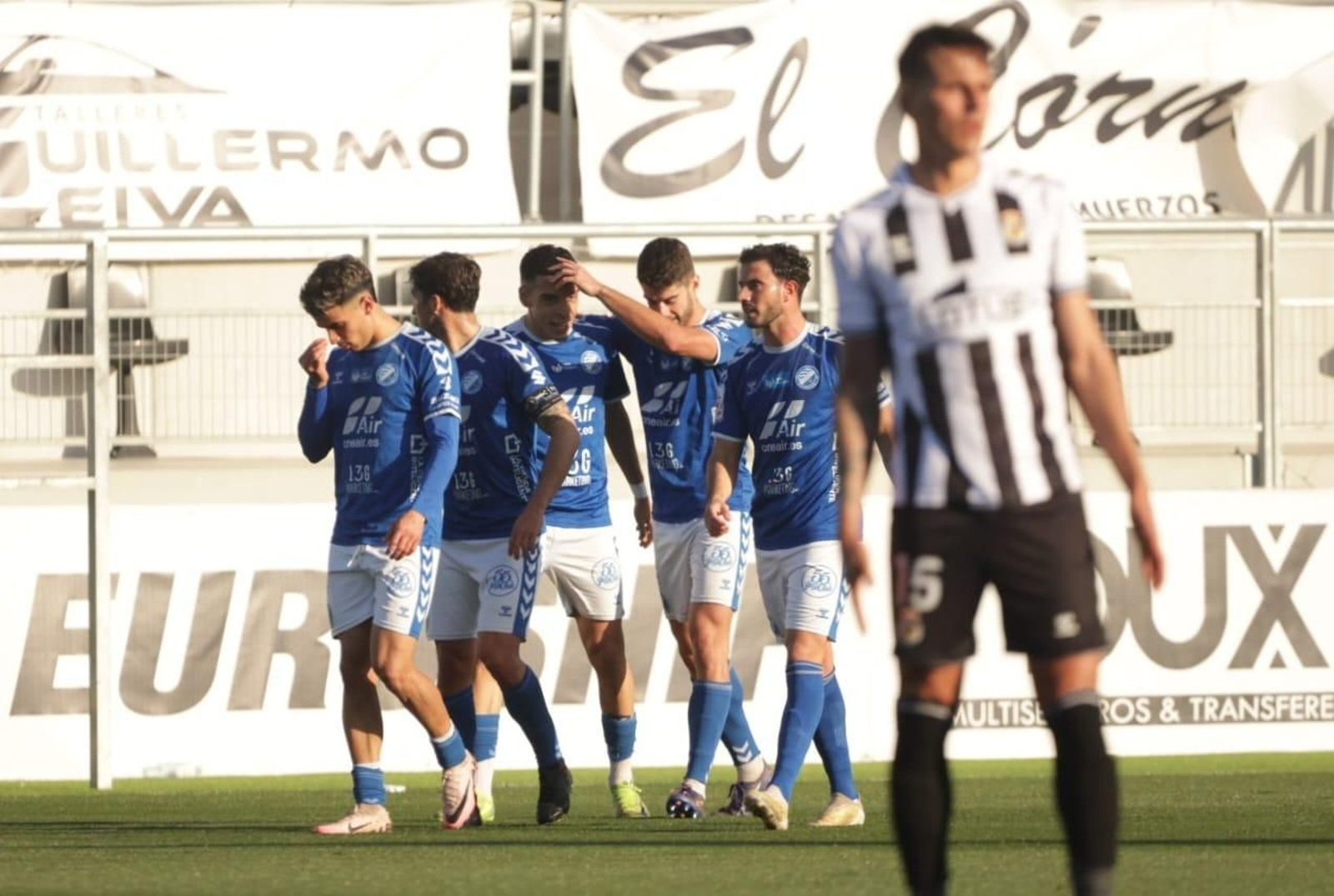 Los jugadores azulinos celebran el 0-1 de Sergio García en el rechace de un penalti.