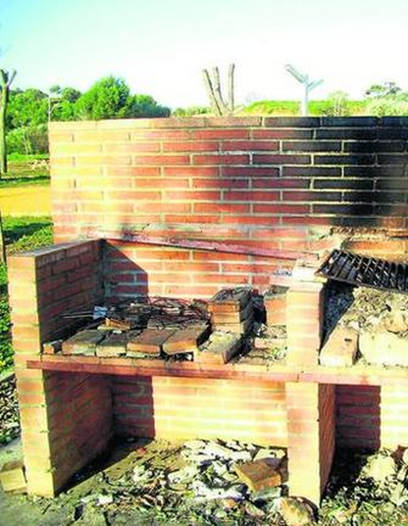 Una de las barbacoas que ha sufrido actos vandálicos en el Cerro.