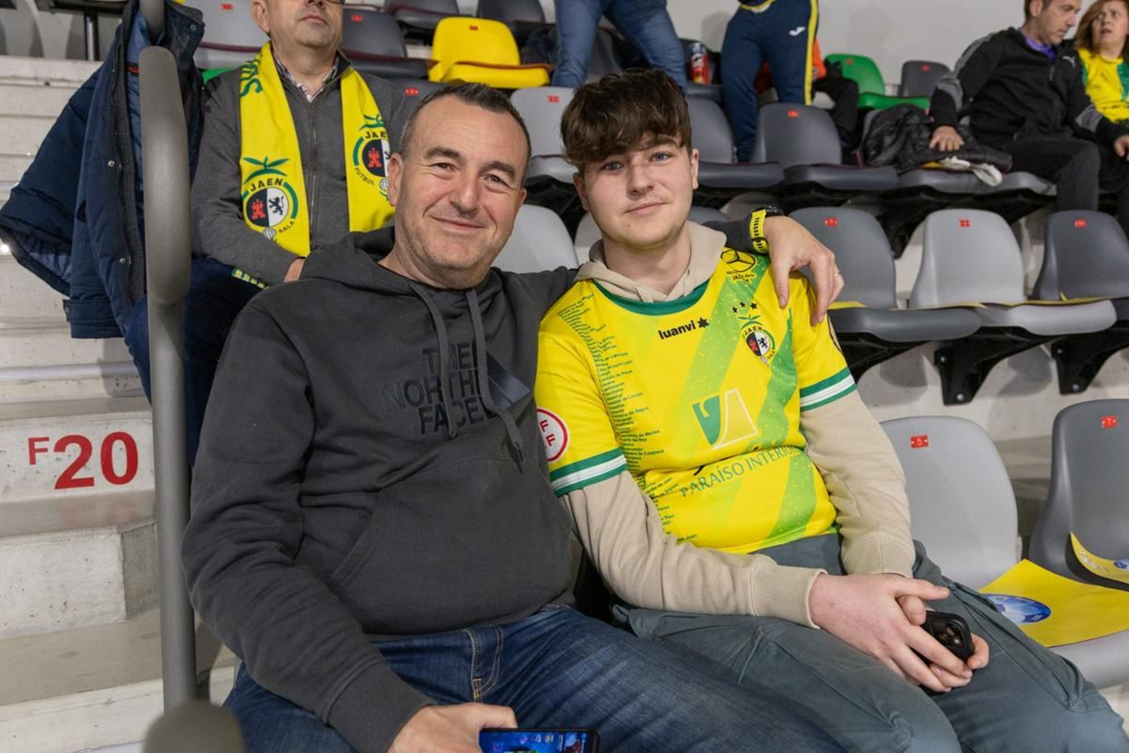 La fiesta amarilla en la goleada del Jaén FS al Barça, en imágenes