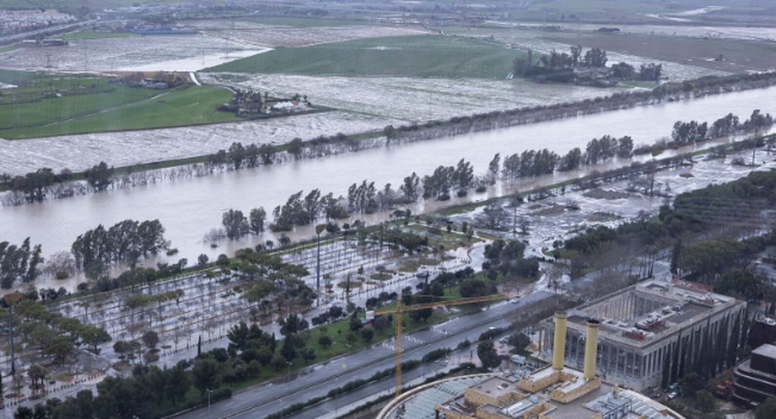 Crecida del Guadalquivir a su paso por la capital