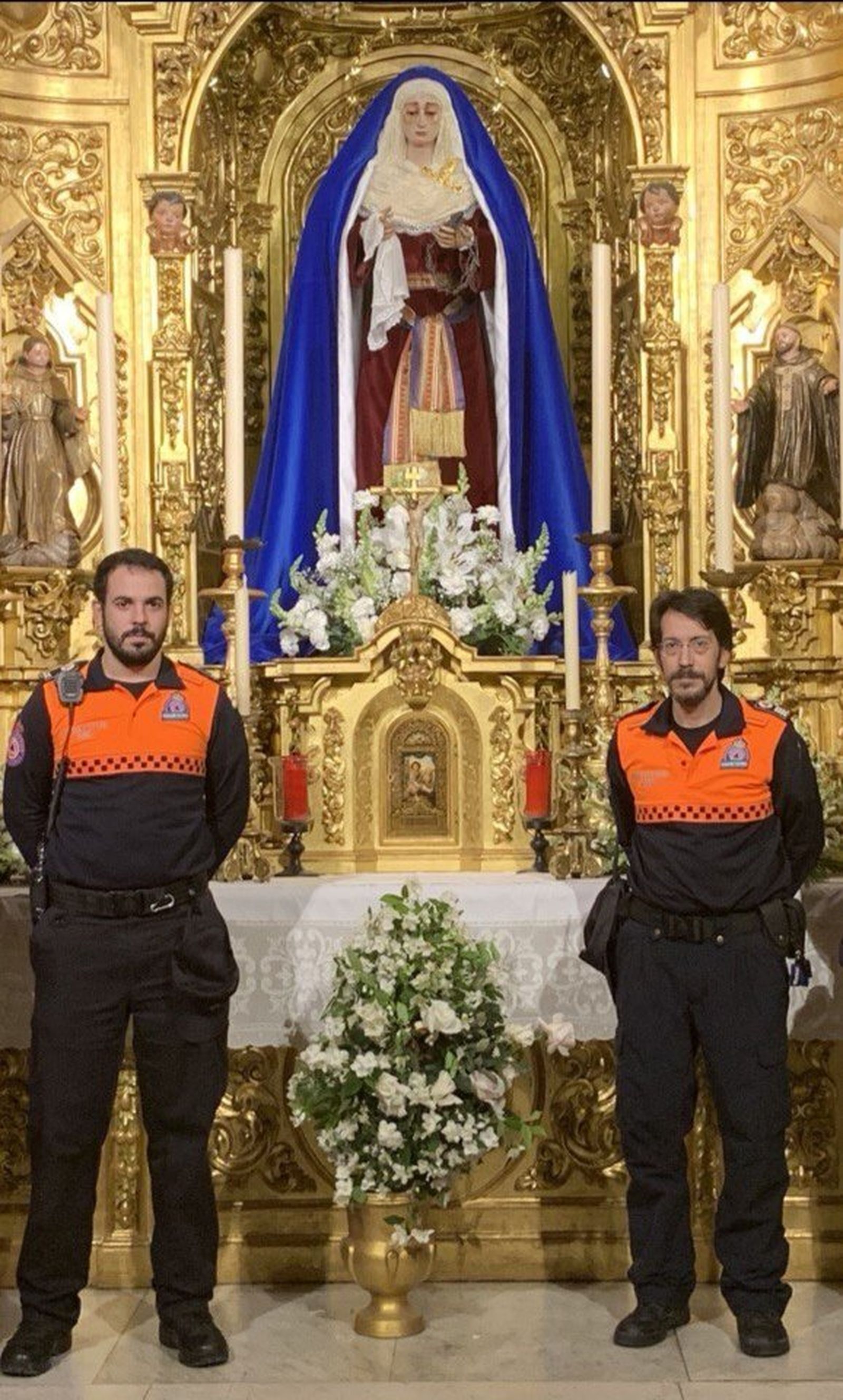 La Soledad en su capilla con el ramo.