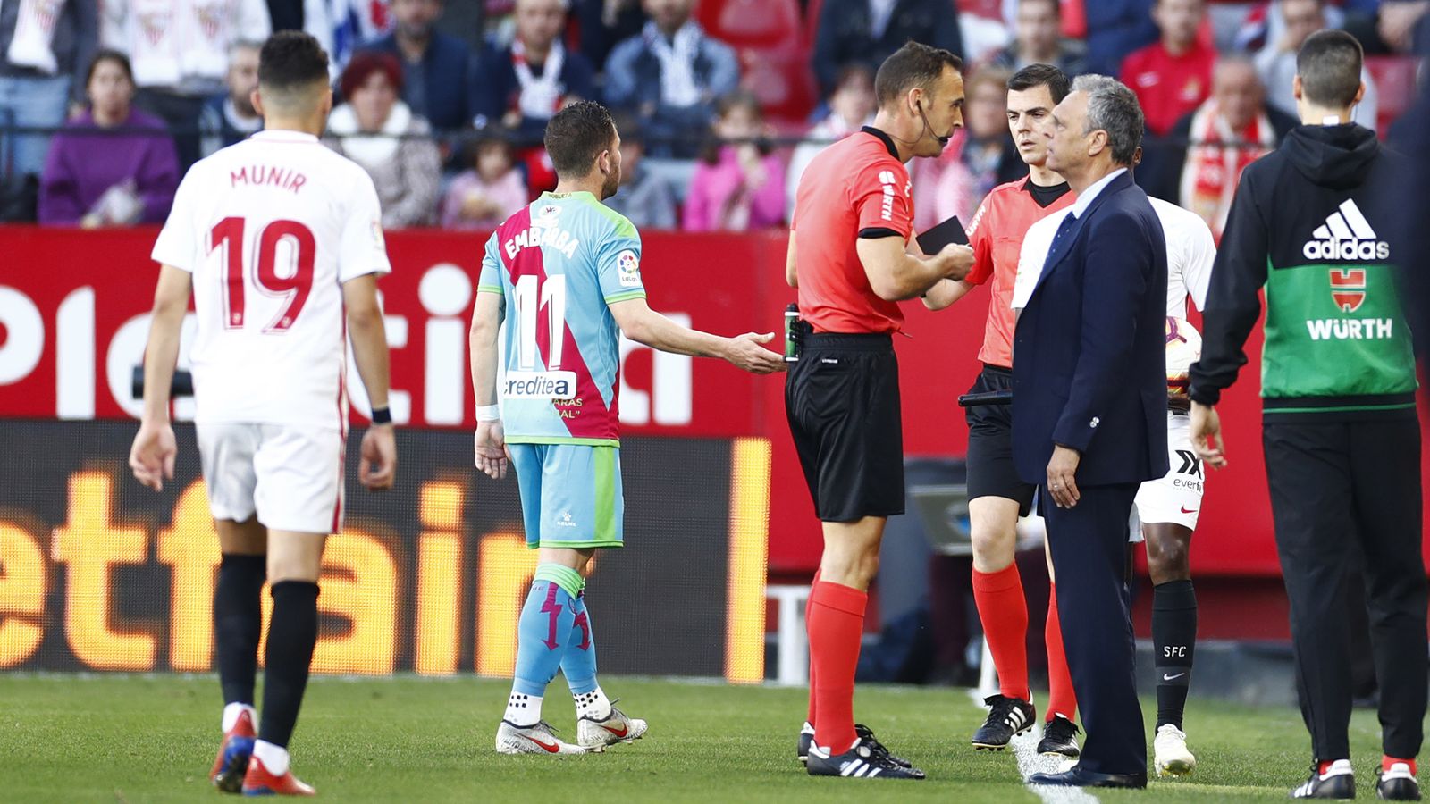 Joaquín Caparrós discute con Cuadra Fernández.
