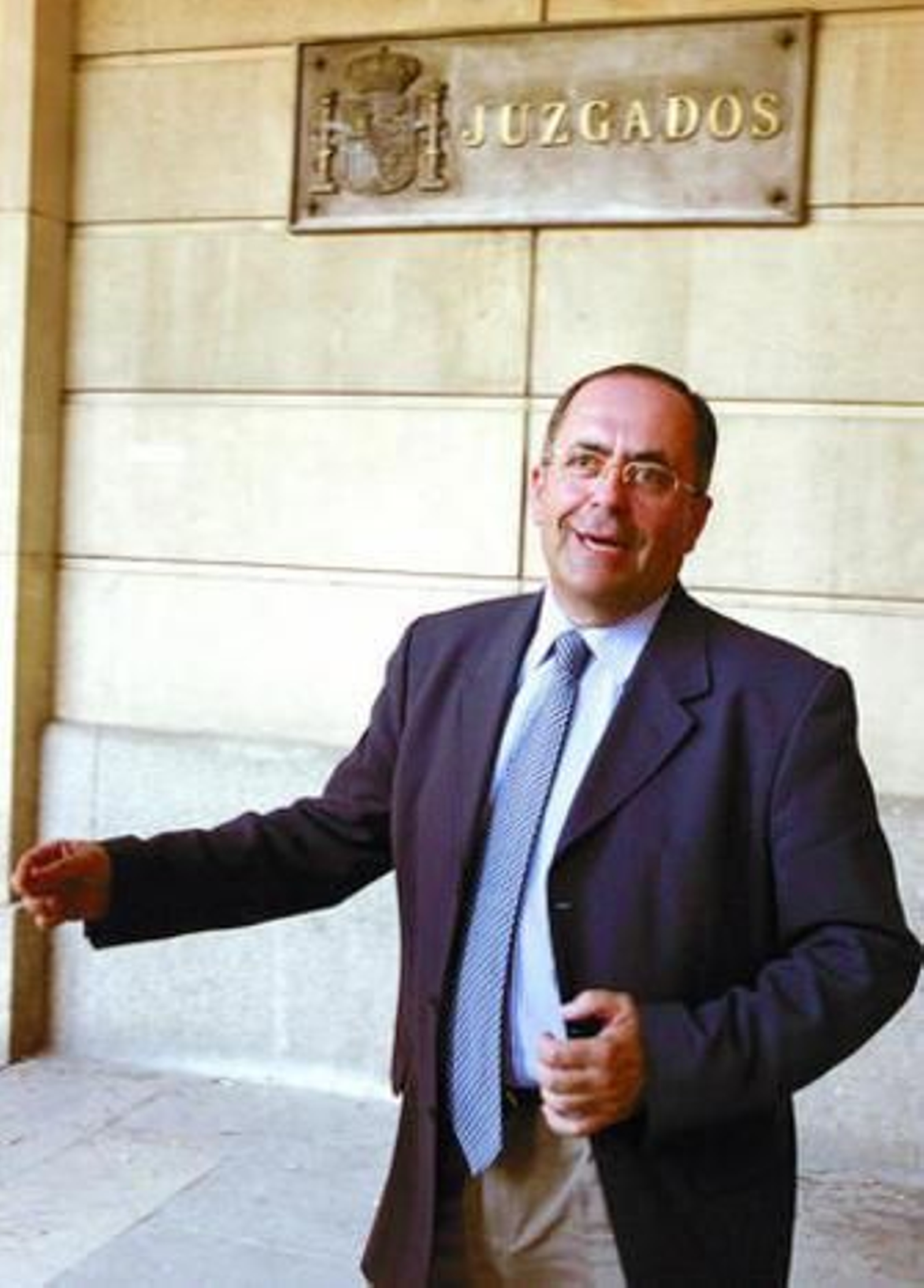 Tomás Alfaro, ex alcalde de Coria de Río, en el juicio seguido contra él en octubre de 2006.