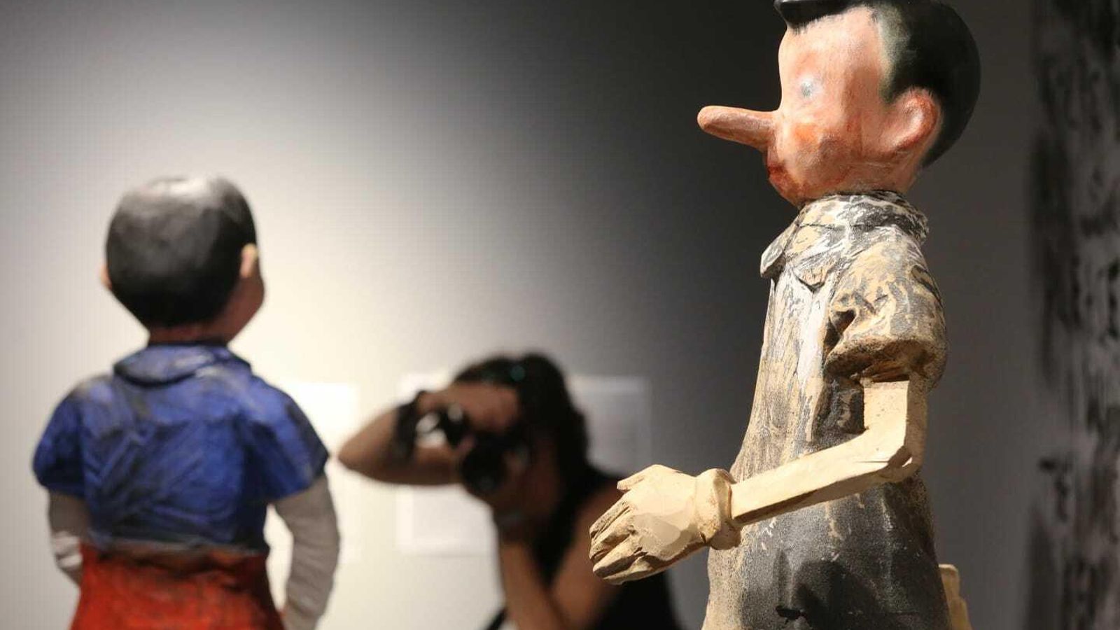 Los pinochos de madera, uno de sus motivos recurrentes.