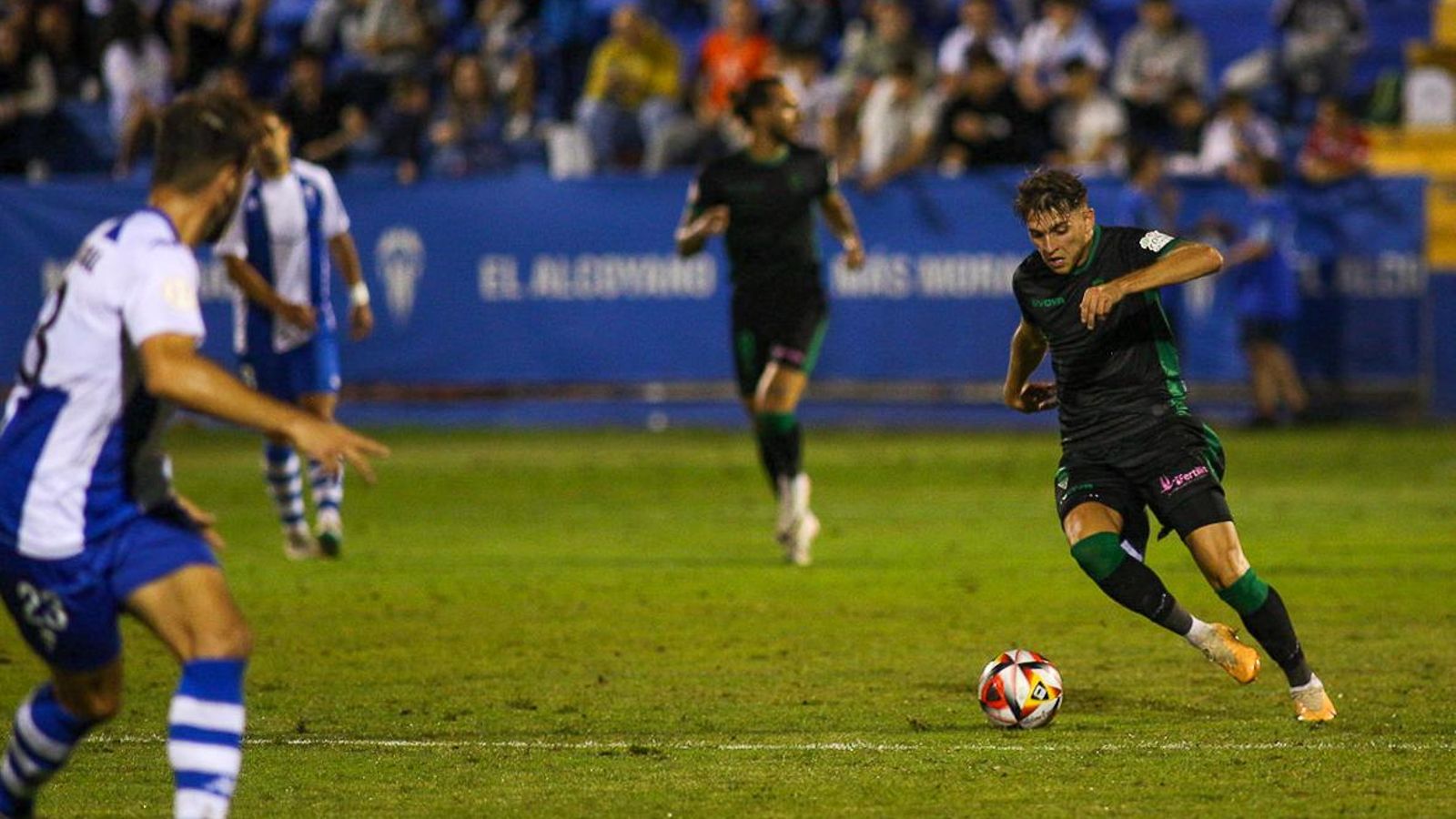 Álex Sala golpea el balón en la segunda parte del Alcoyano - Córdoba CF.