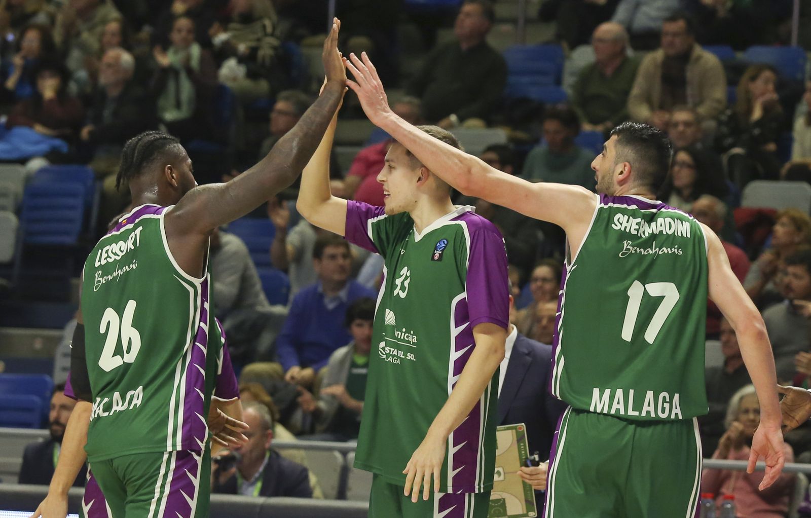 Lessort, Wiltjer y Shermadini chocan manos.