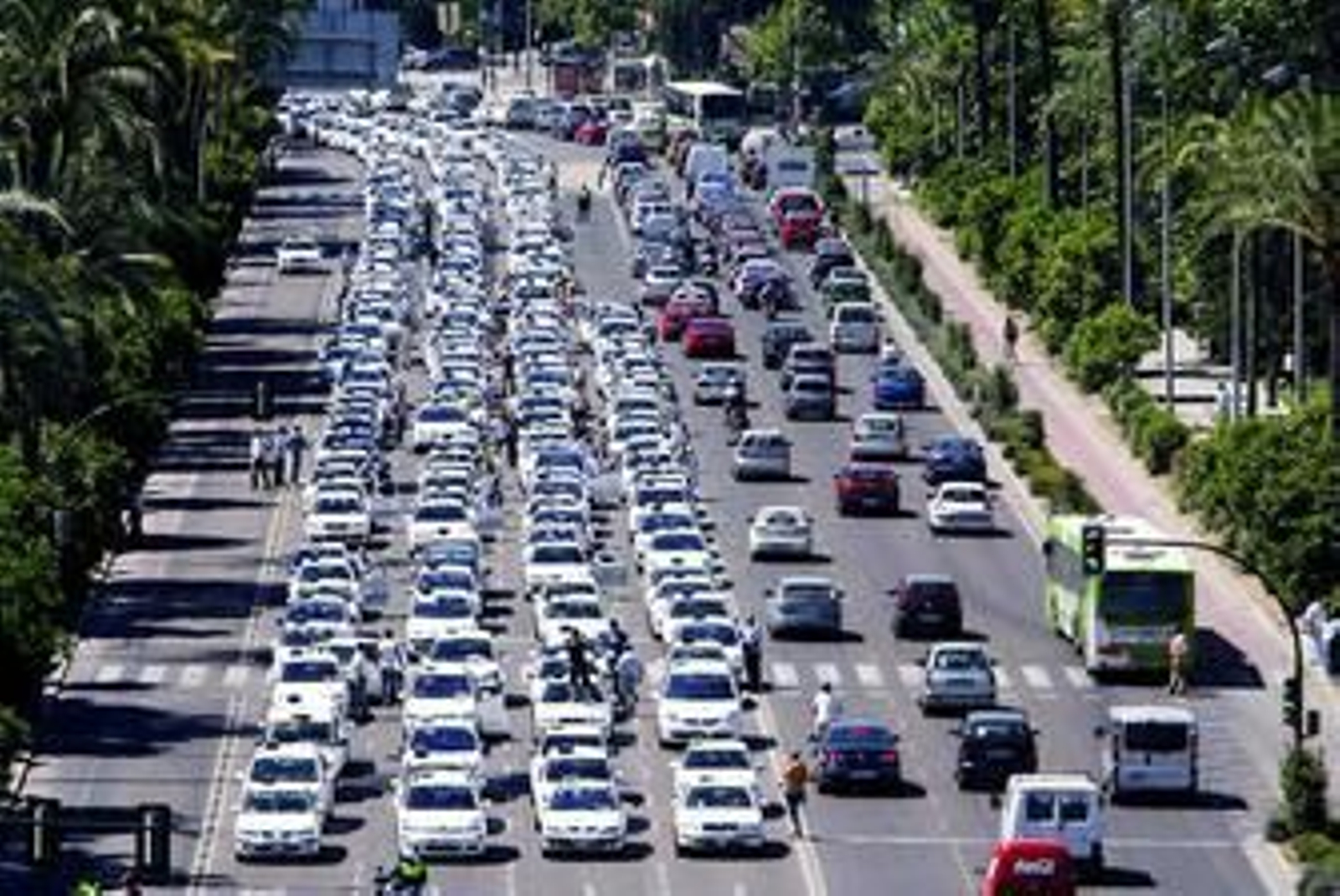 Protesta del sector del taxi en Vallellano.