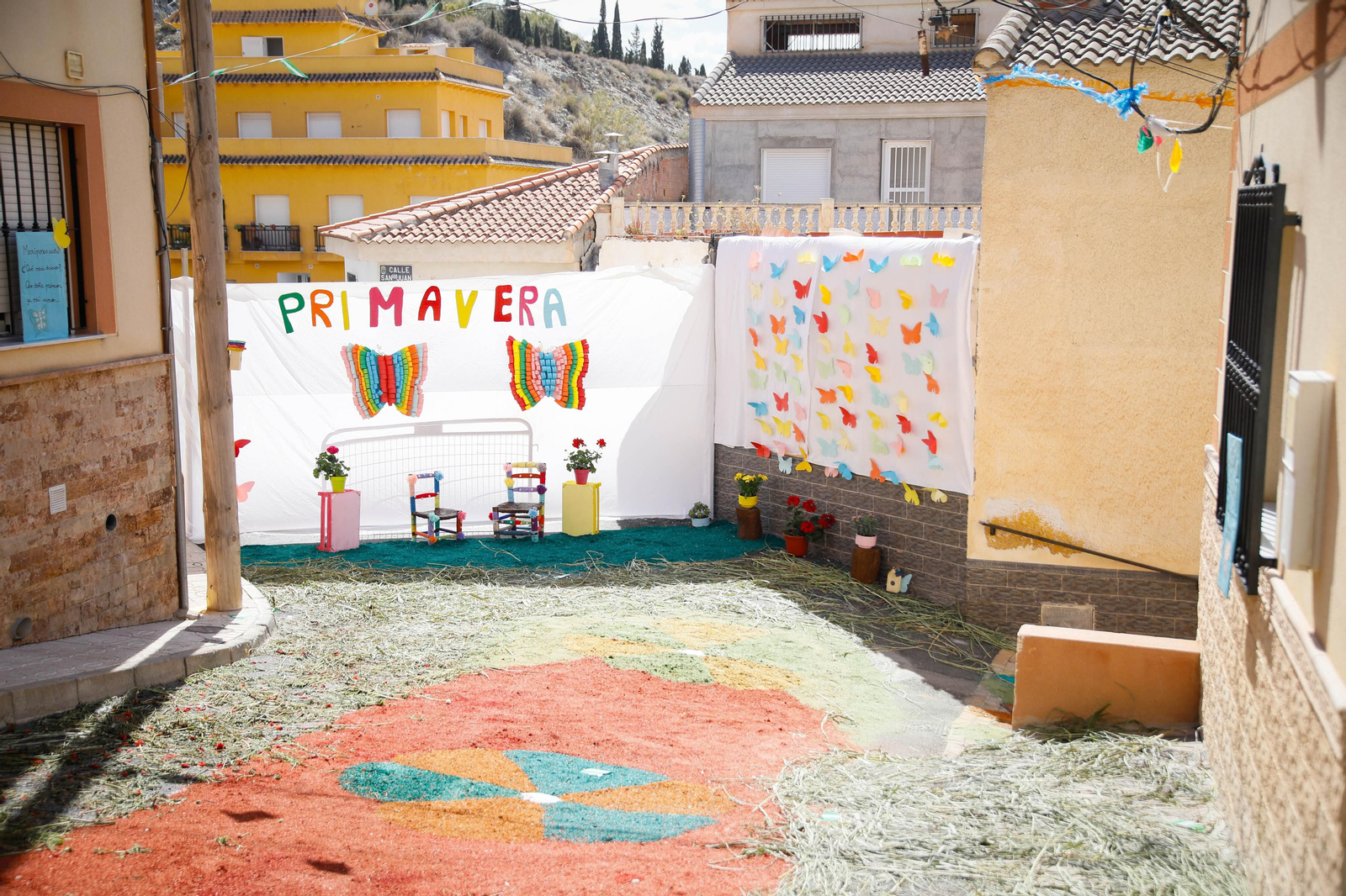 Así es la gran alfombra de serrín para que levite la Virgen de Fátima de Tíjola