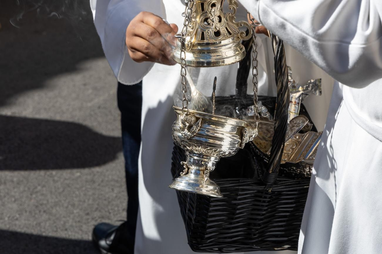 El Miércoles Santo inicia la tarde con los nazarenos trinitarios del barrio de Santa Isabel