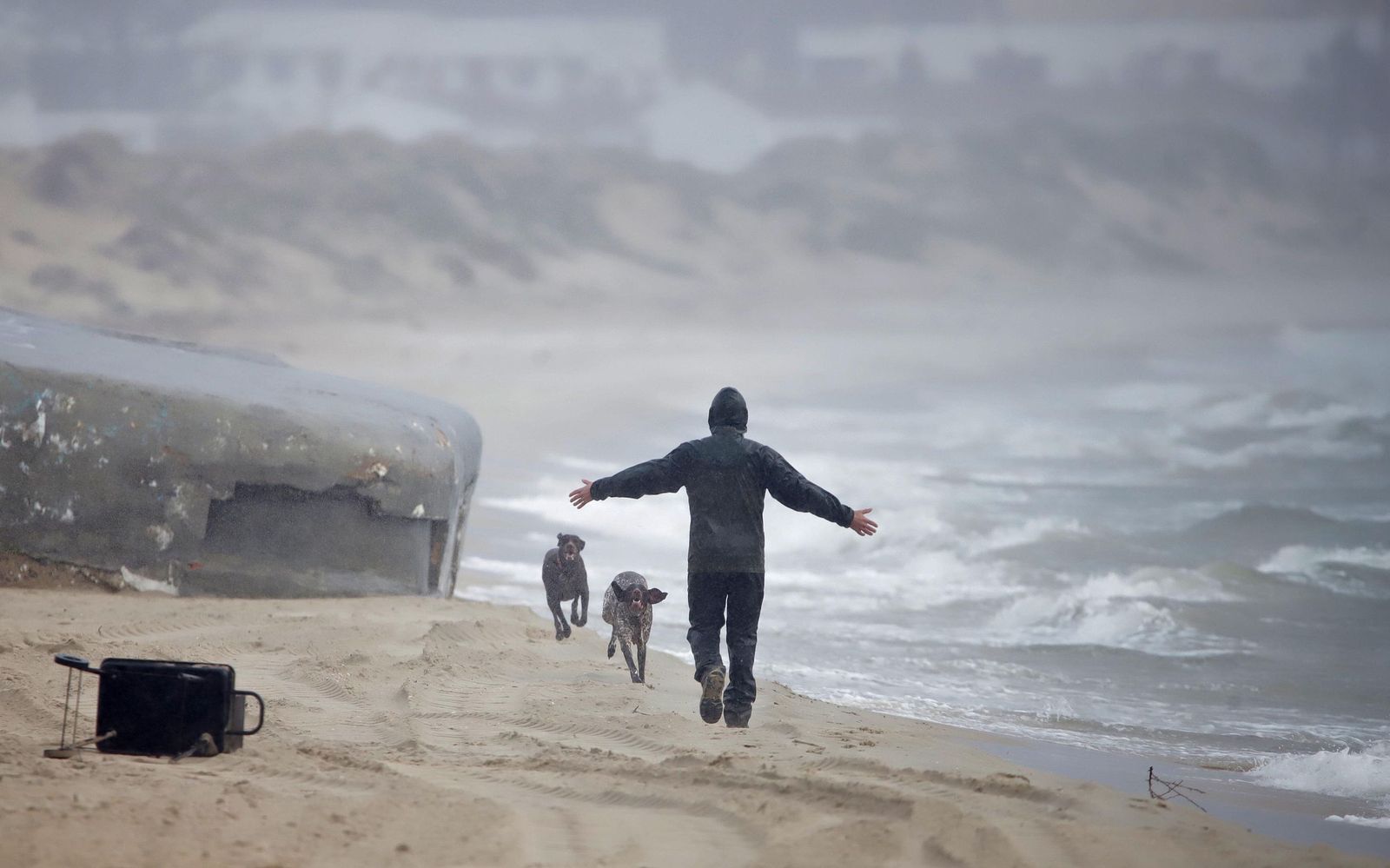 Fotos de la borrasca Joseph: Rachas de 100 km/h cierran el Estrecho y colapsan el Puerto de Algeciras