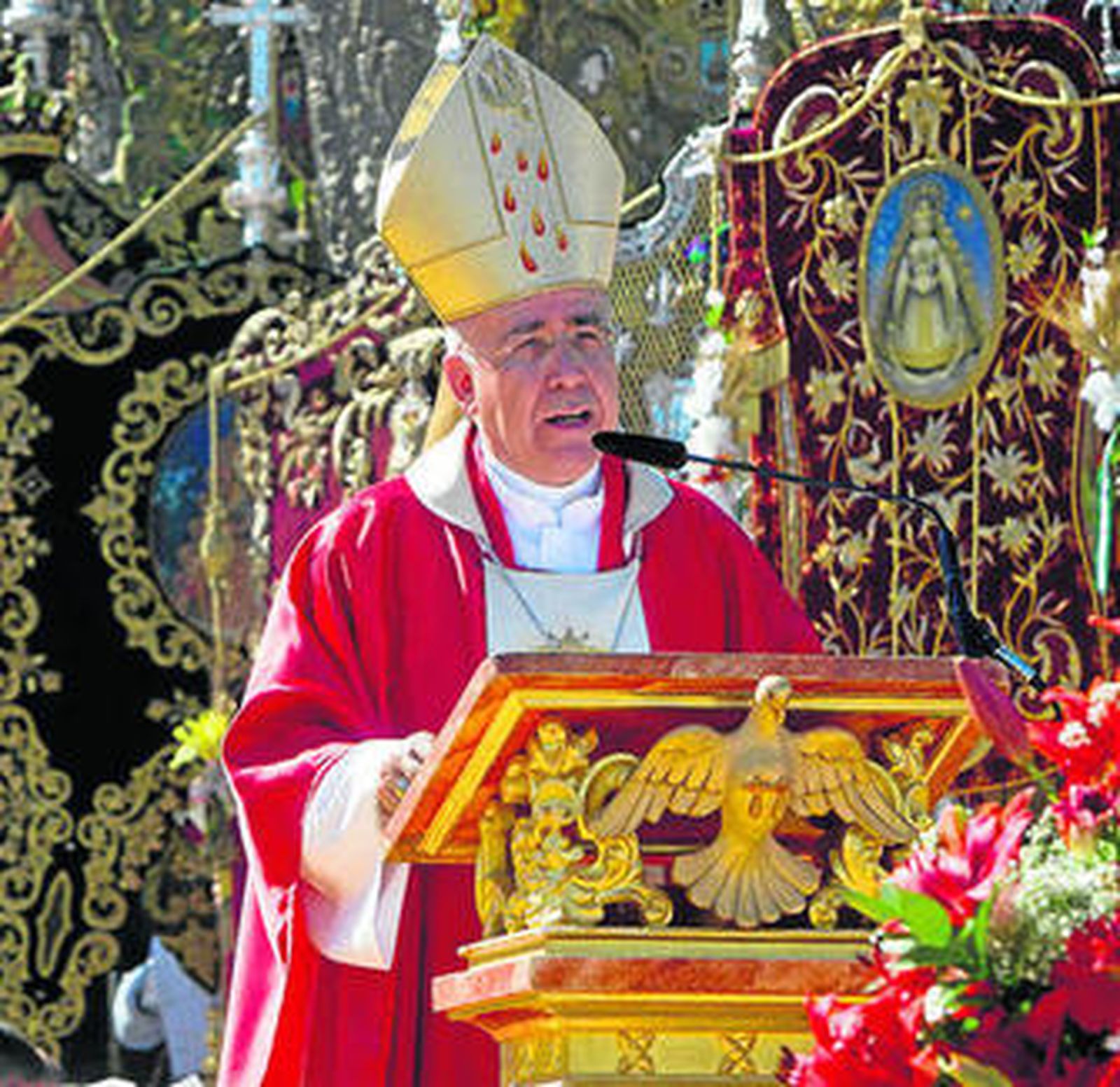 José Vilaplana, obispo de Huelva, ofreciendo una misa.