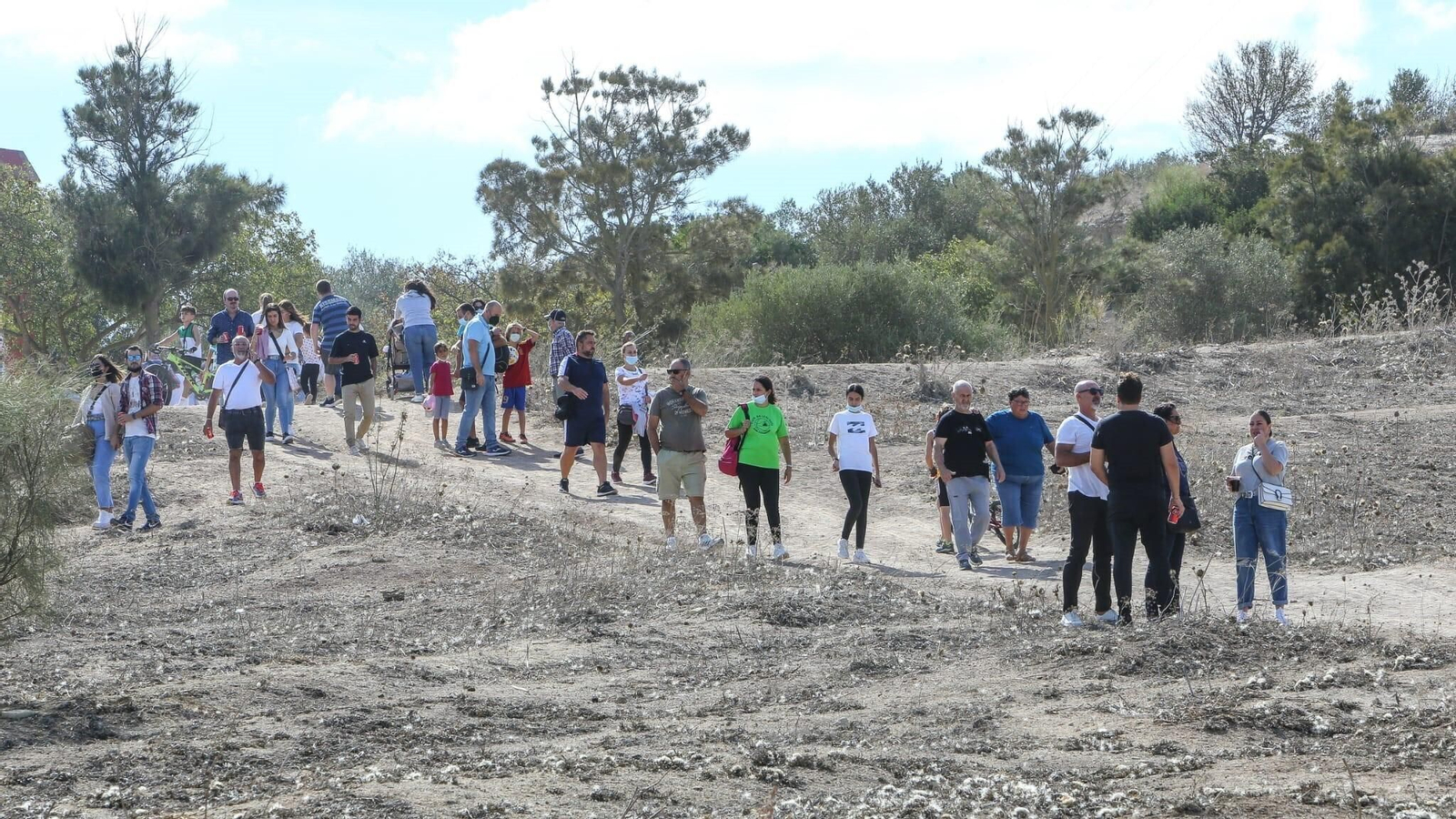 Ciudadanos en una zona del Cerro de los Mártires durante una romería de San Servando y San Germán.