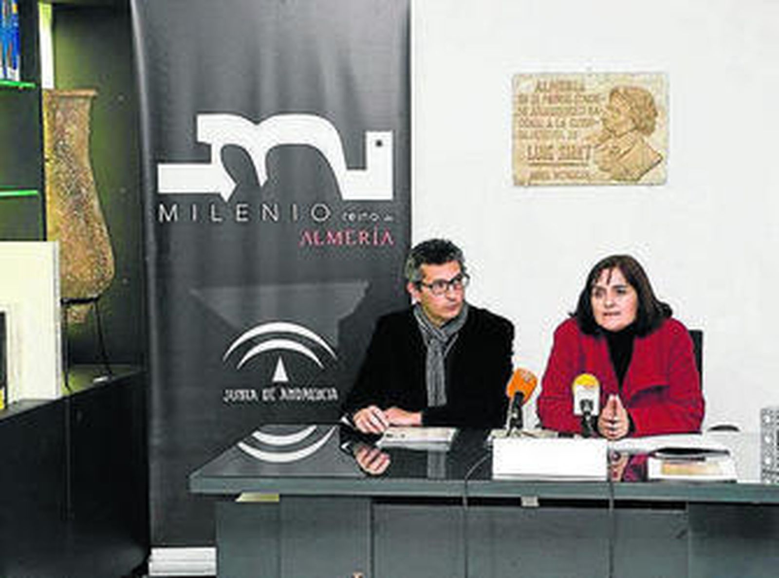 Arturo del Pino junto a la delegada de Cultura, Isabel Arévalo.