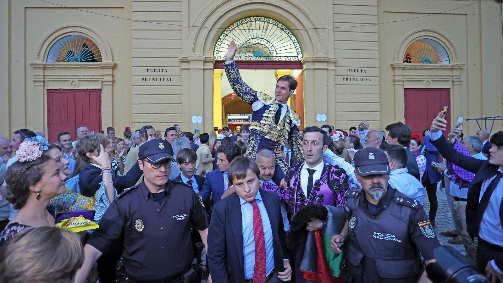 El Juli saliendo por la puerta grande en Jerez.
