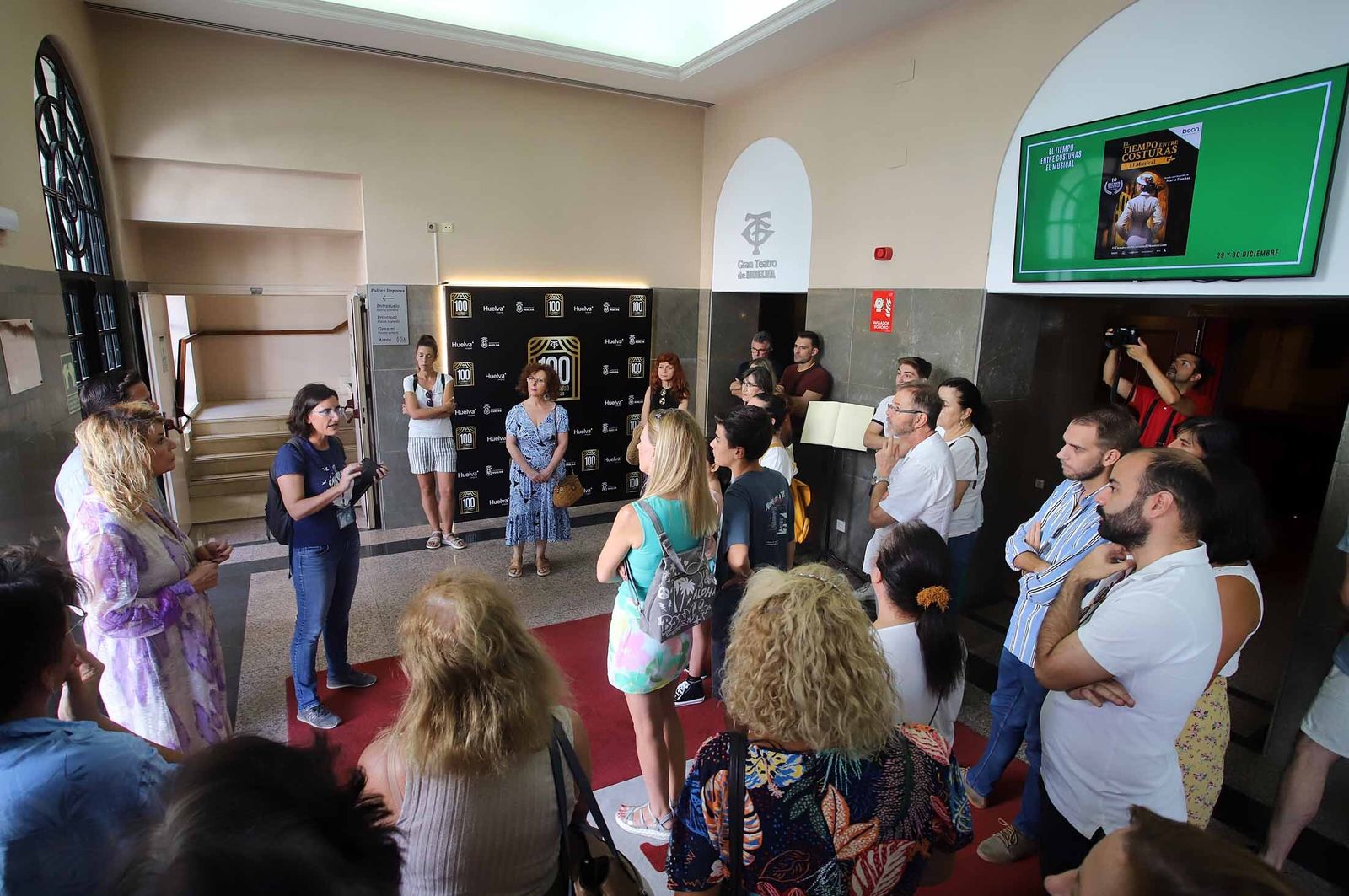 Imágenes de la visita guiada al Gran Teatro de Huelva por su 100 aniversario