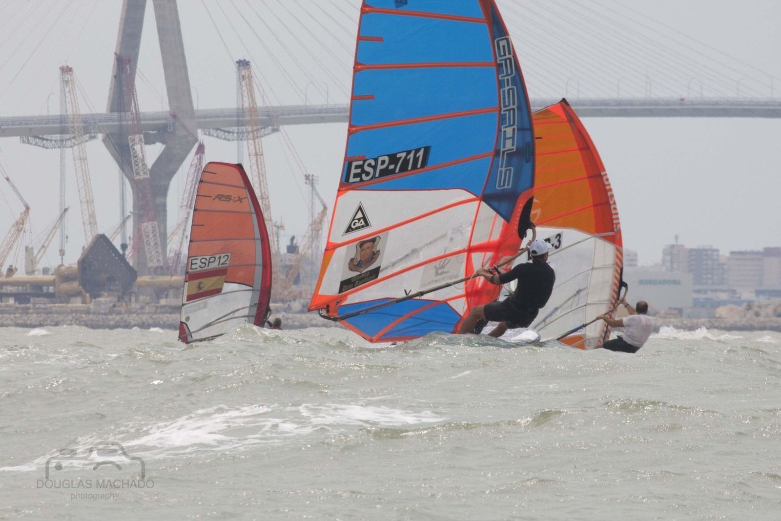 Espectacular imagen de una de las regatas de ayer de Fórmula Windsurfing, con Cádiz al fondo.
