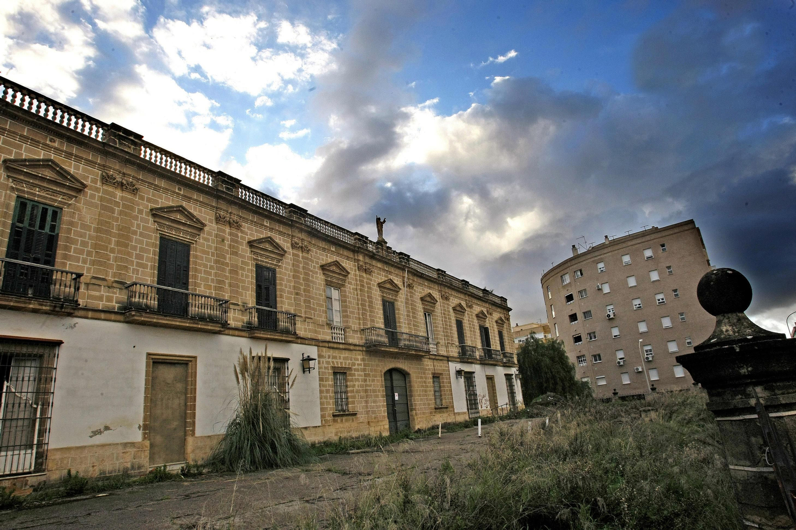 Dos personas ayer en el interior de las instalaciones.