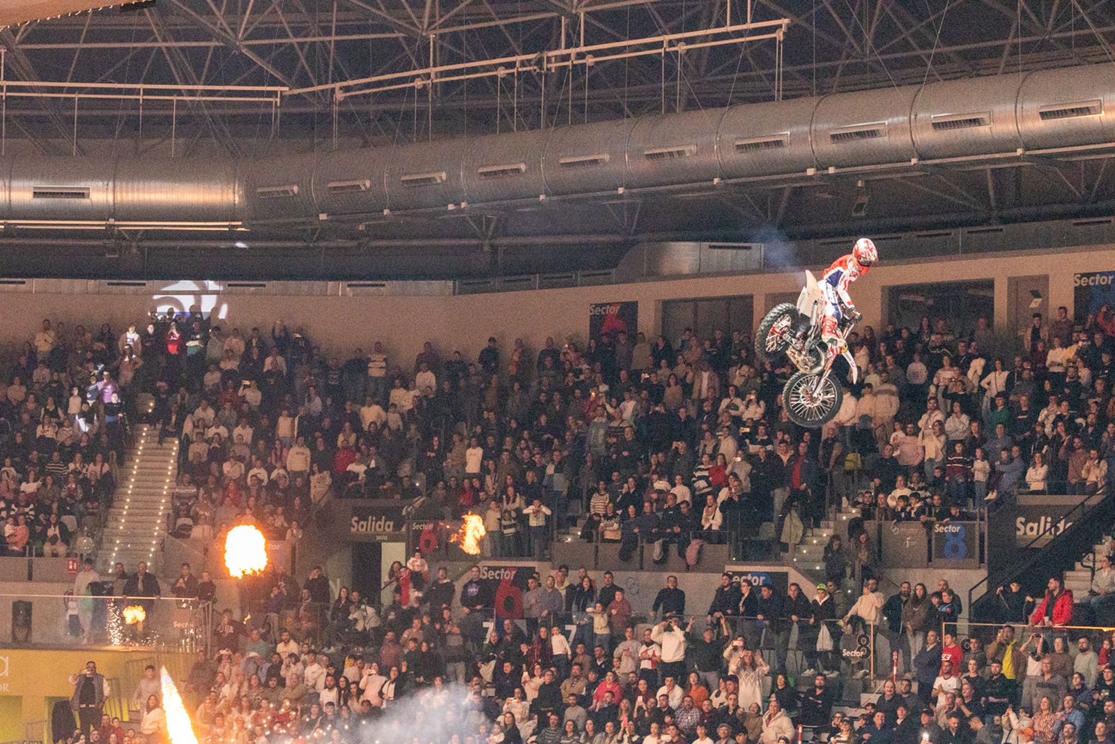 En imágenes: el Olivo Arena vibra con piruetas y motor en estado puro en el Soloflow Freestyle (2)