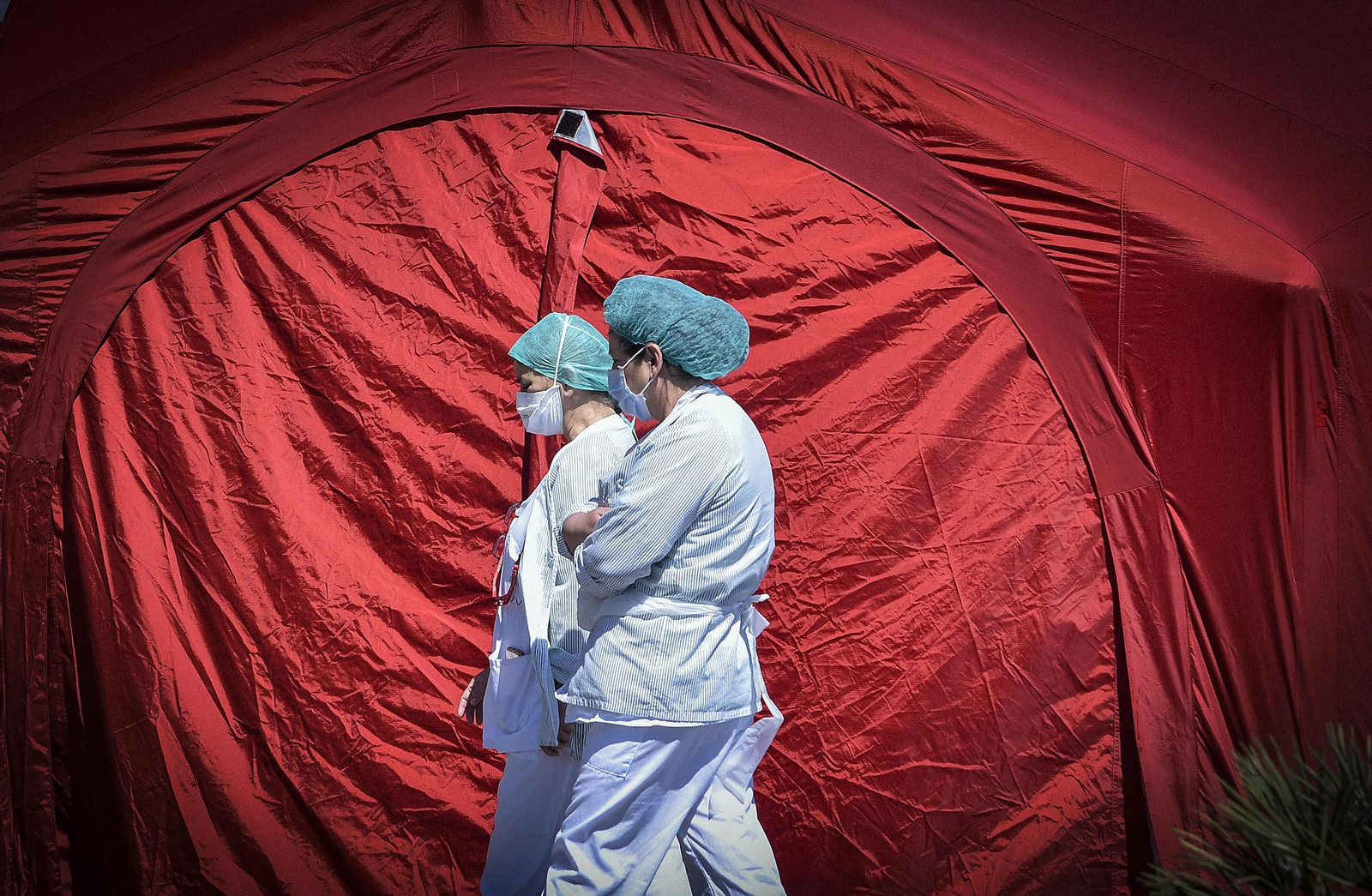 Dos sanitarias de Sevilla.