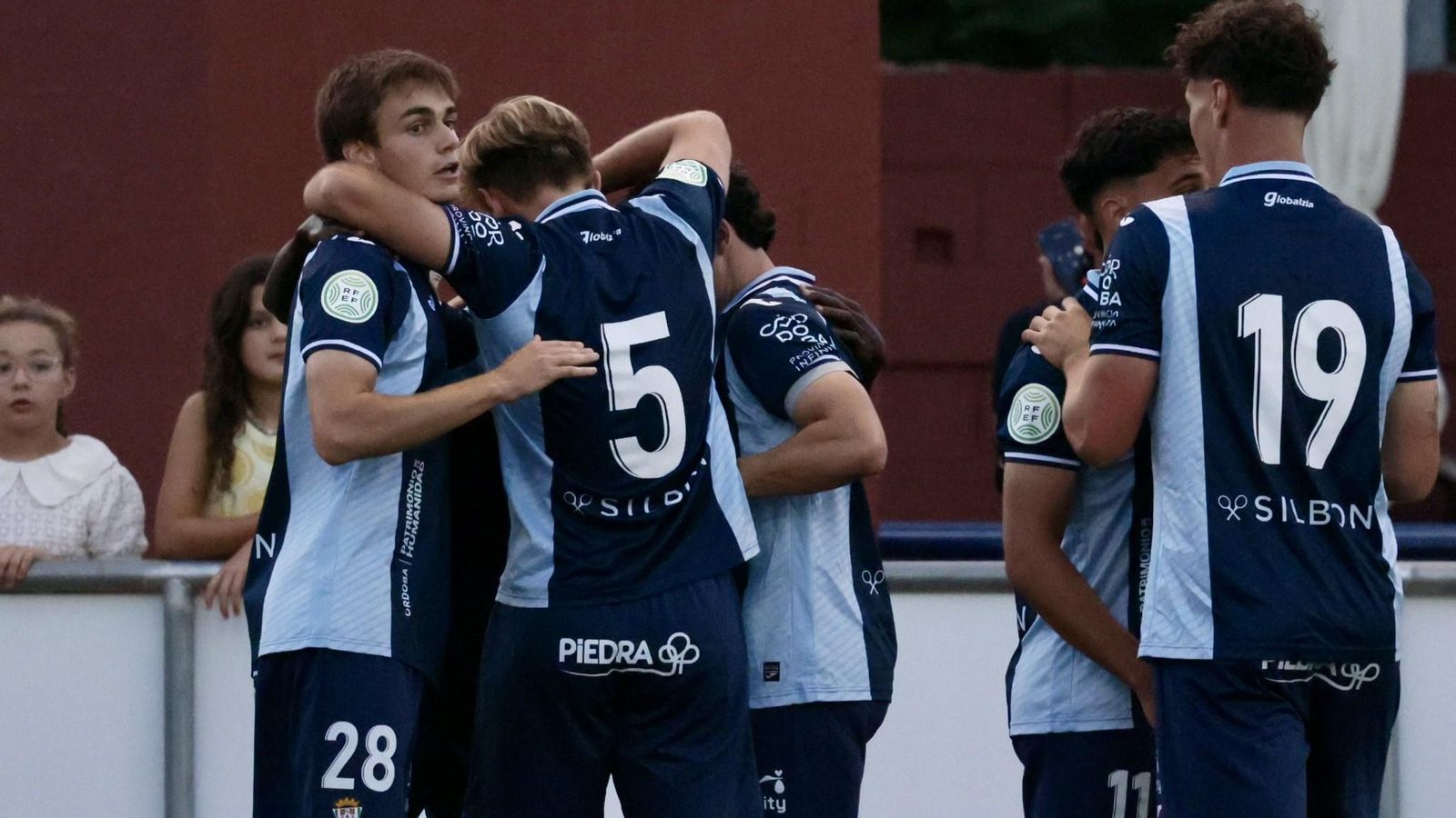 Los jugadores del Córdoba B celebran uno de sus goles en Dos Hermanas.