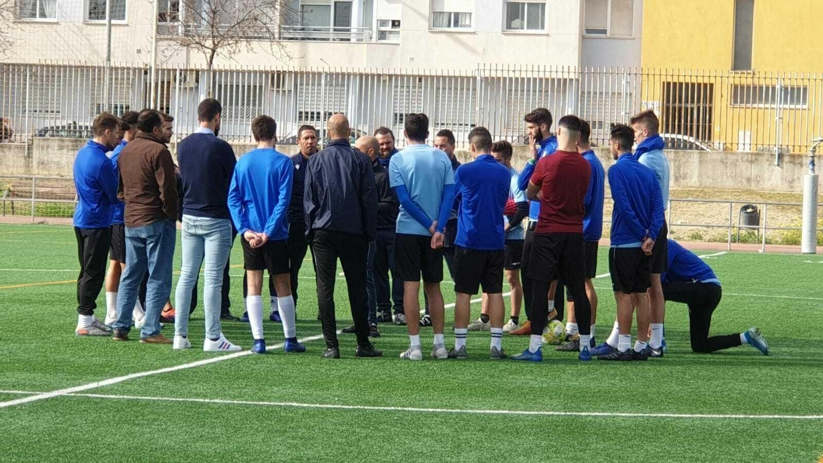 Juan Luis Gil ha charlado con técnicos y jugadores tras el entrenamiento en La Granja.