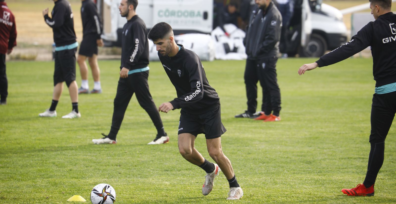 Ricardo Visus golpea el balón durante el entrenamiento en la Ciudad Deportiva.