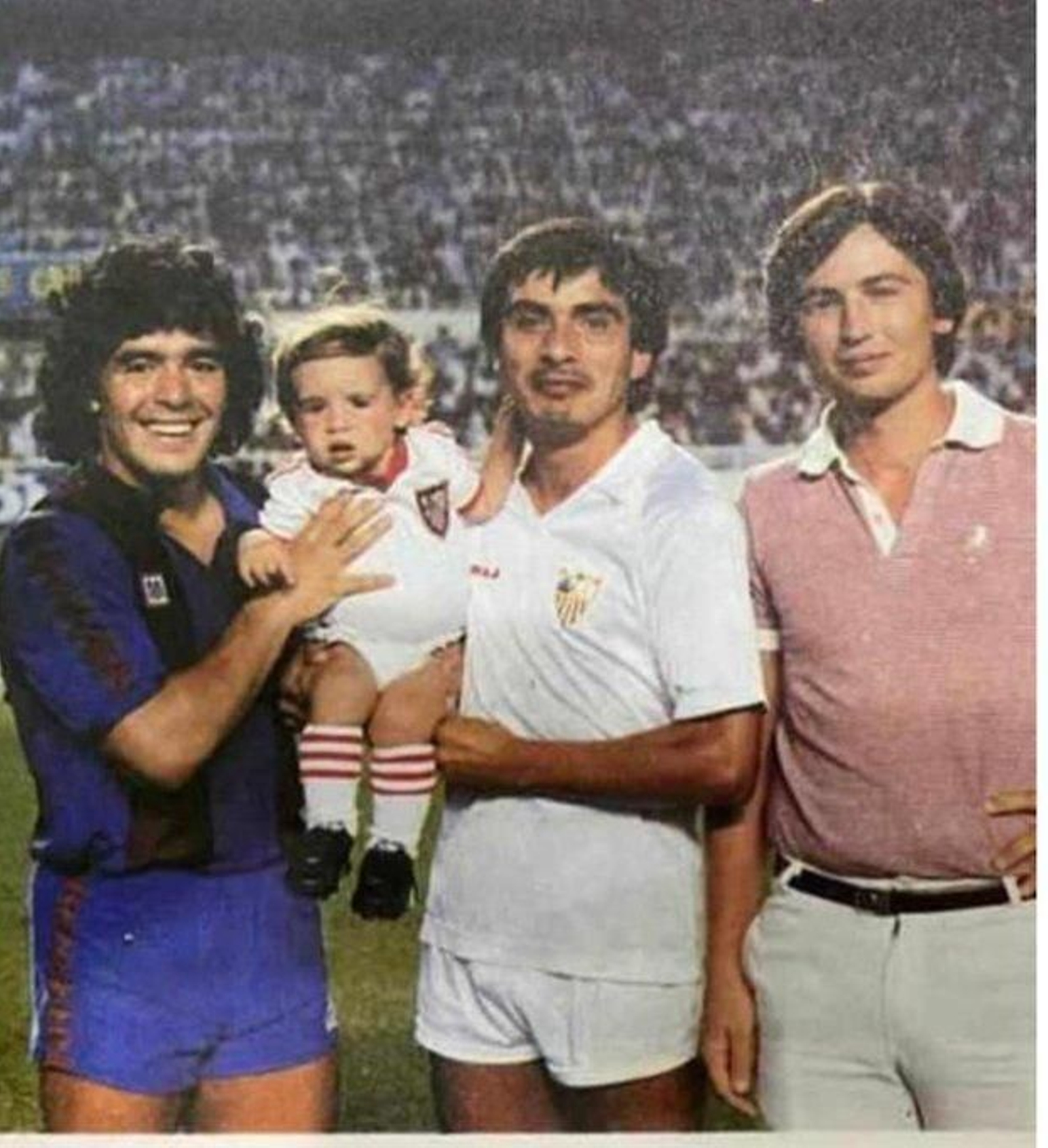 Foto de Maradona en su visita al Sevilla con el Barcelona, junto a López y un joven José Castro.