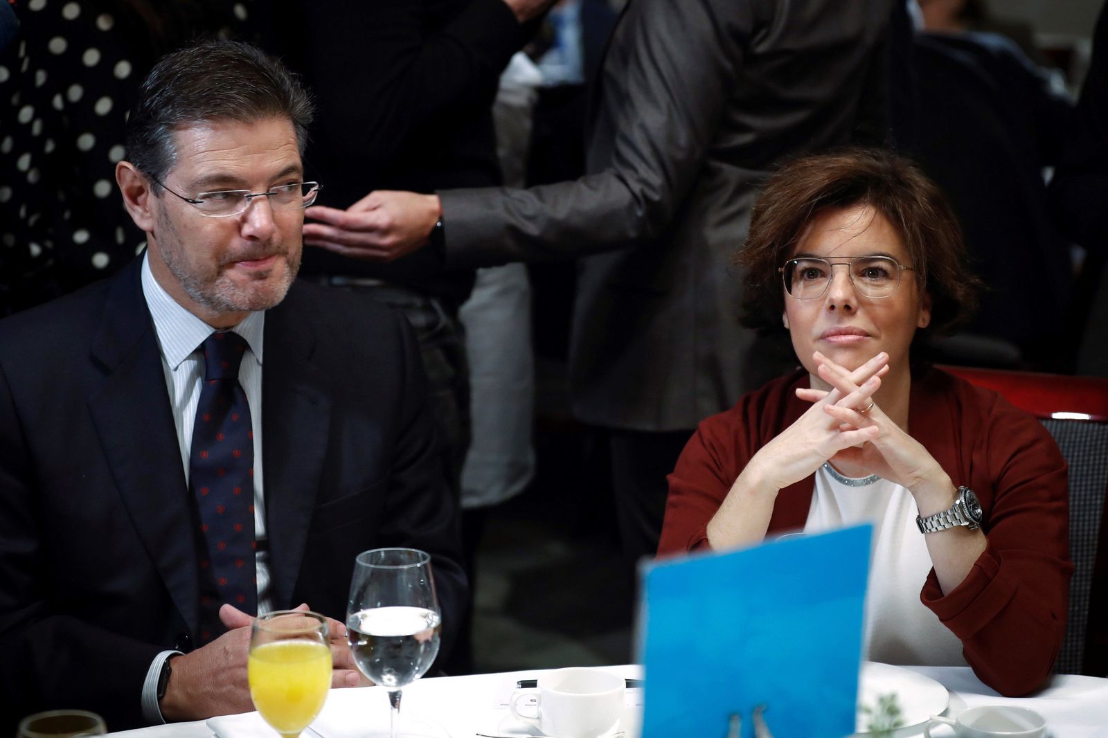 El ministro de Justicia, Rafael Catalá, y la vicepresidenta del Gobierno, Soraya Sáenz de Santamaría, ayer en un desayuno informativo en Madrid.
