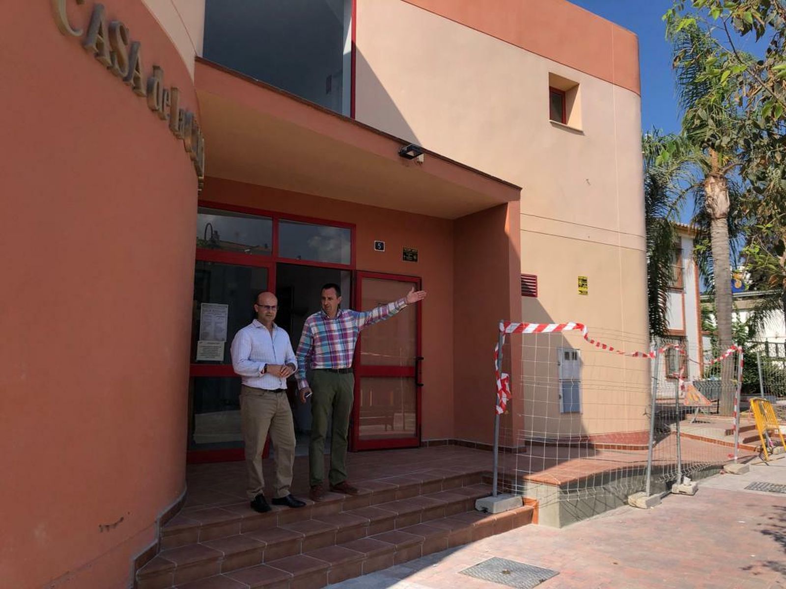 Mijas finaliza la remodelación de los accesos de la Casa de La Cultura de Las Lagunas de cara al nuevo curso