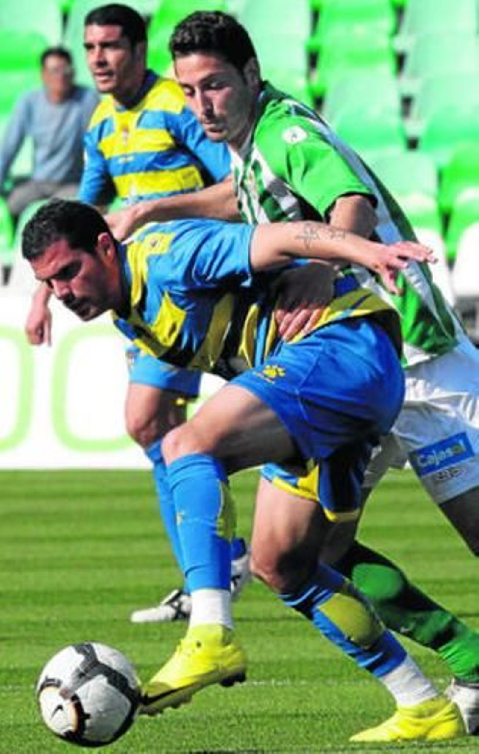 Nano maneja el balón con su pierna izquierda ante la presión de Damiá.