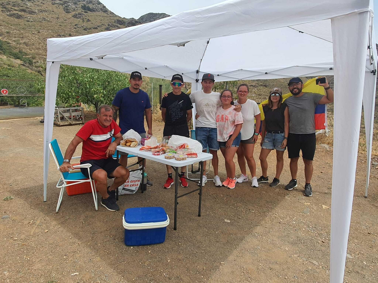 Fotogalería del ambiente en la subida al Alto de Velefique de La Vuelta.