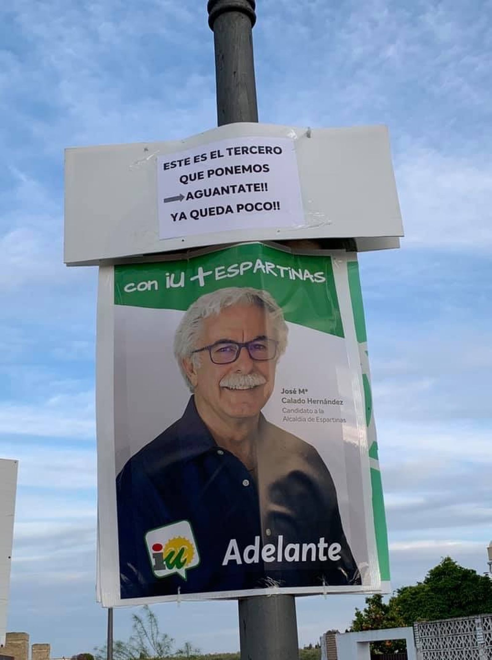 El cartel del candidato de IU en Espartinas, con la peculiar petición para que no lo arranquen.