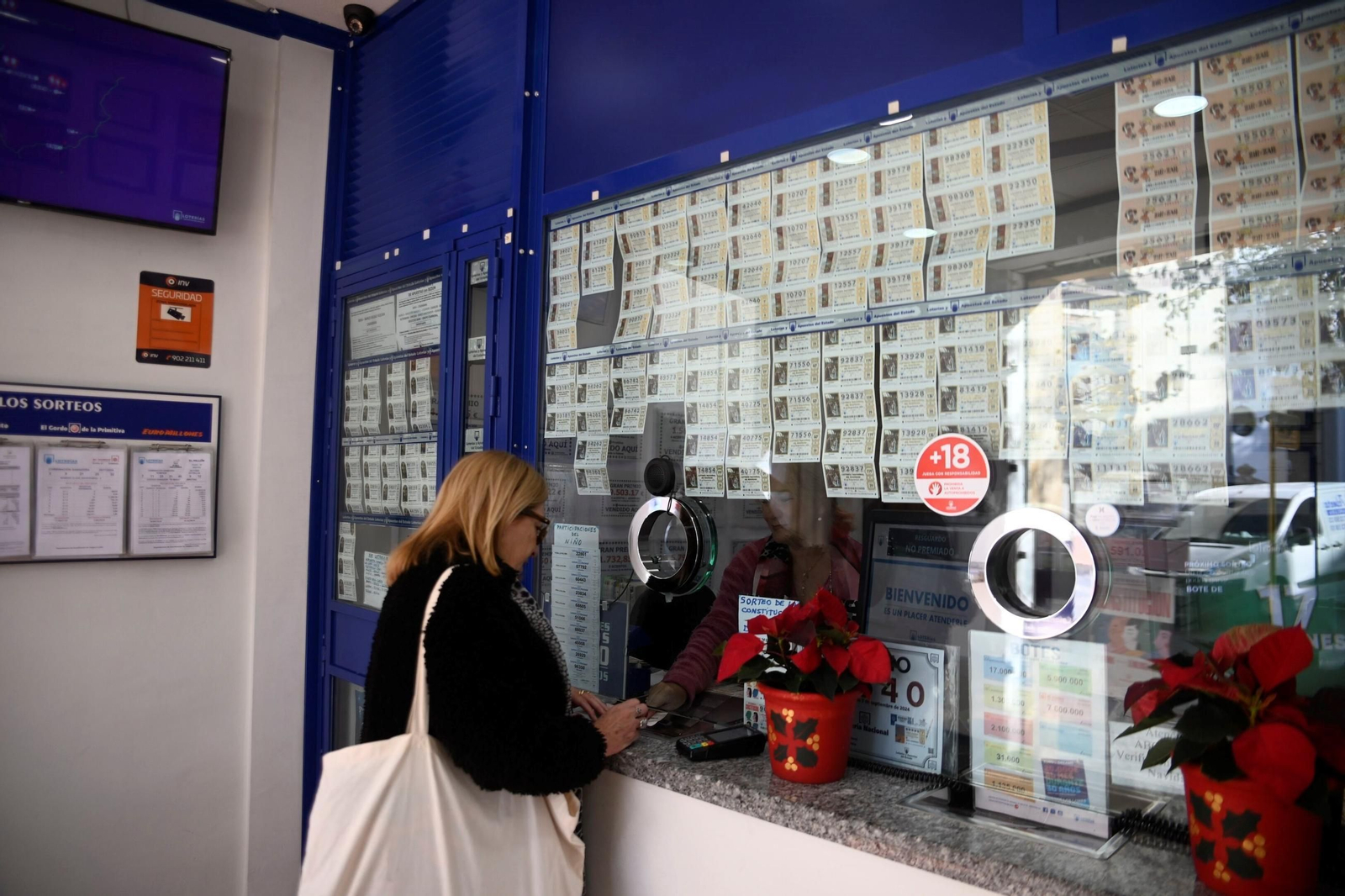 Una persona compra décimos de la Lotería de Navidad en una administración de Córdoba.