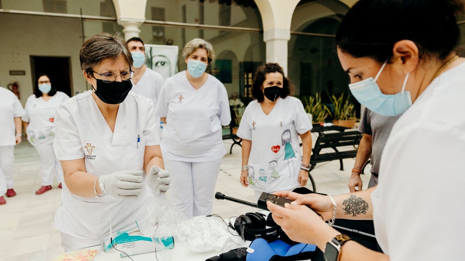 Una empleada de la residencia de mayores Fragela experimentando con los guantes que emulan el parkinson.
