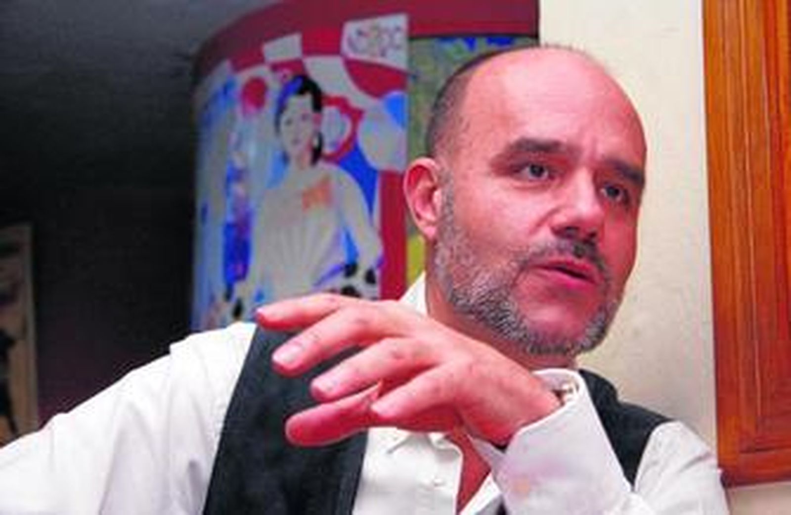 Alfonso Salazar, en la Bodega Salazar, en García de Vinuesa, uno de los escenarios de su novela.